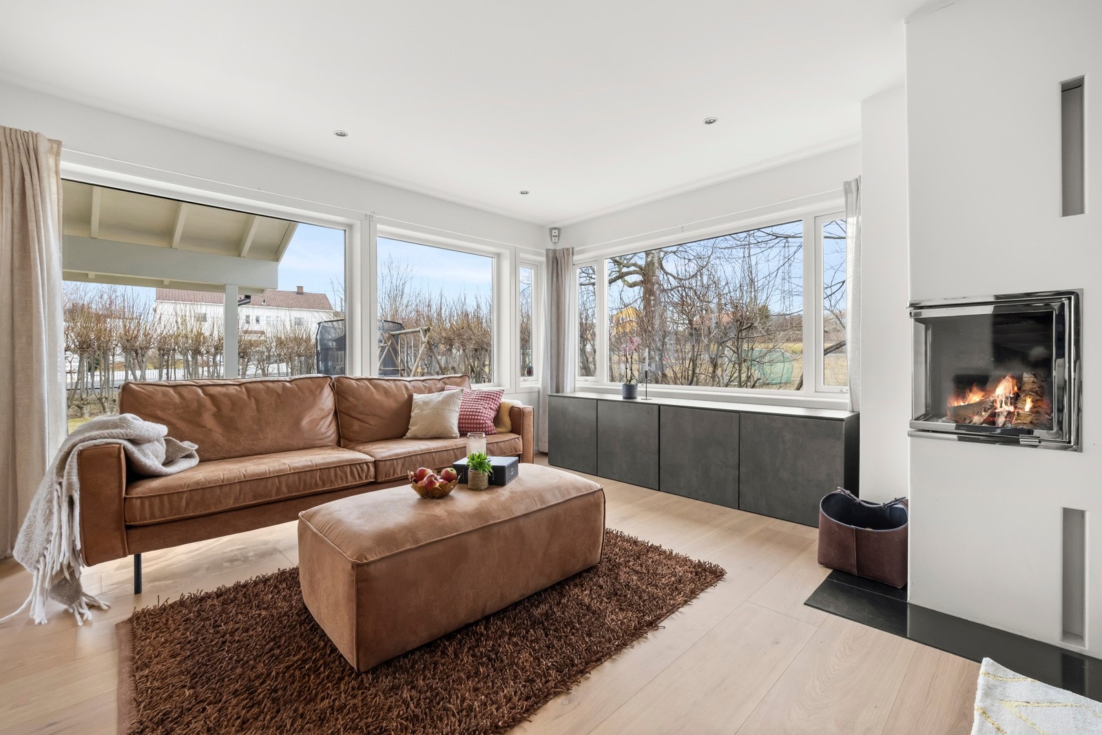 Peisen skaper en lun og hyggelig atmosfære. Galleribilde