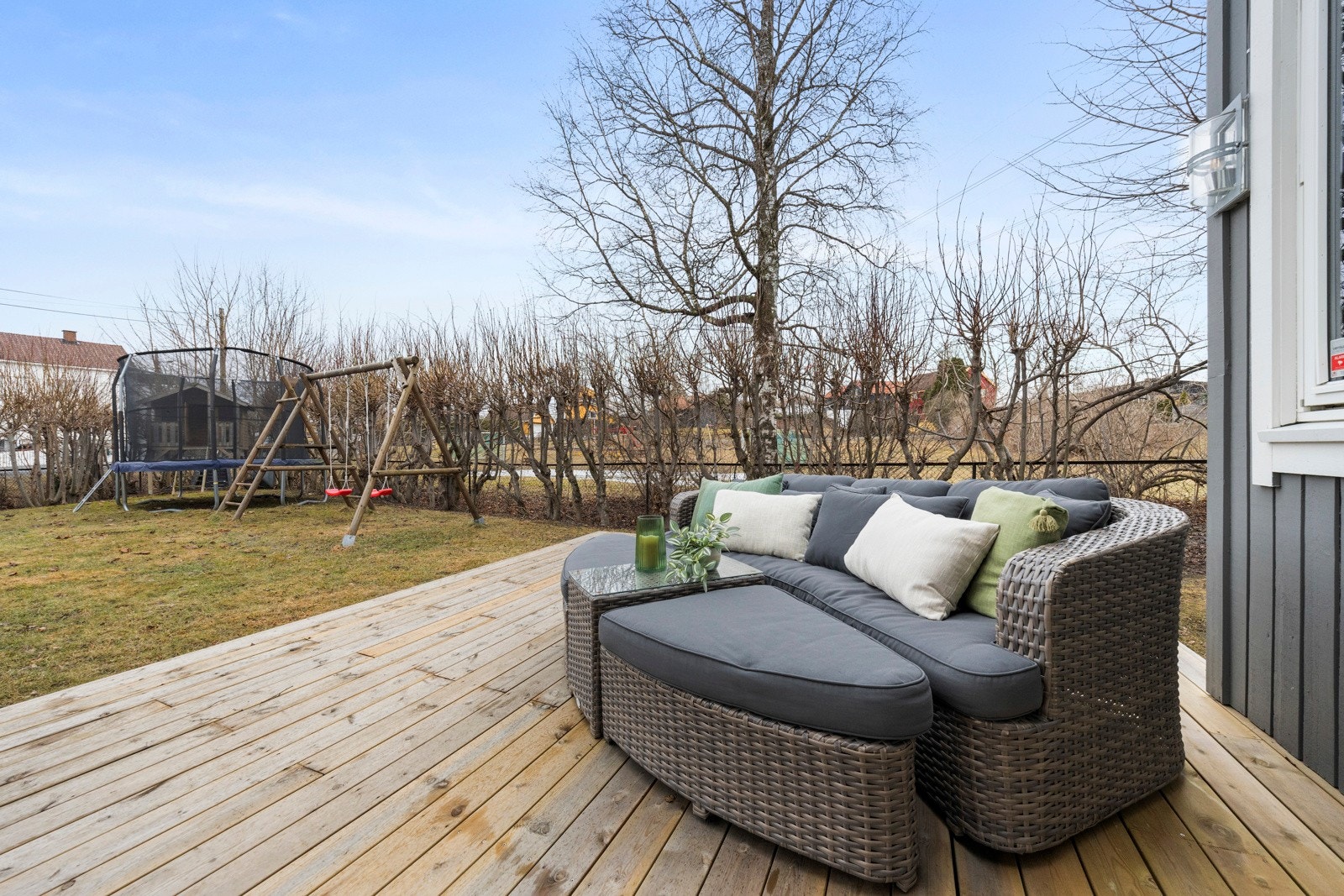 Terrassen fungerer som en forlengelse av stuen på sommerhalvåret! Galleribilde