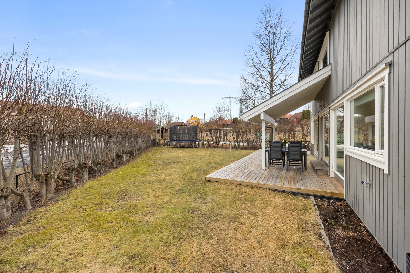 Uteområdet er pent opparbeidet med hekk som gir skjerming sommerstid, samt blomsterbed og beplantning. Galleribilde