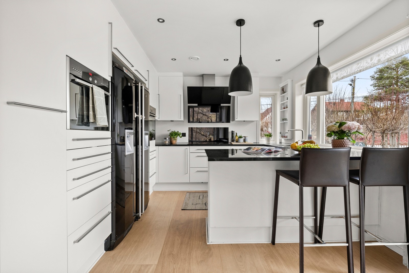 Innredningen er danskdesignet med slette fronter, mens benkeplaten i naturstein (granitt) gir et eksklusivt preg. Galleribilde