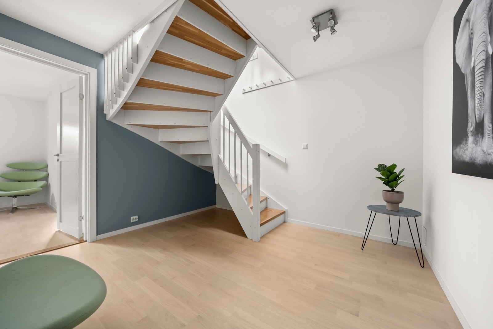 Gang i kjelleretasje. Galleribilde