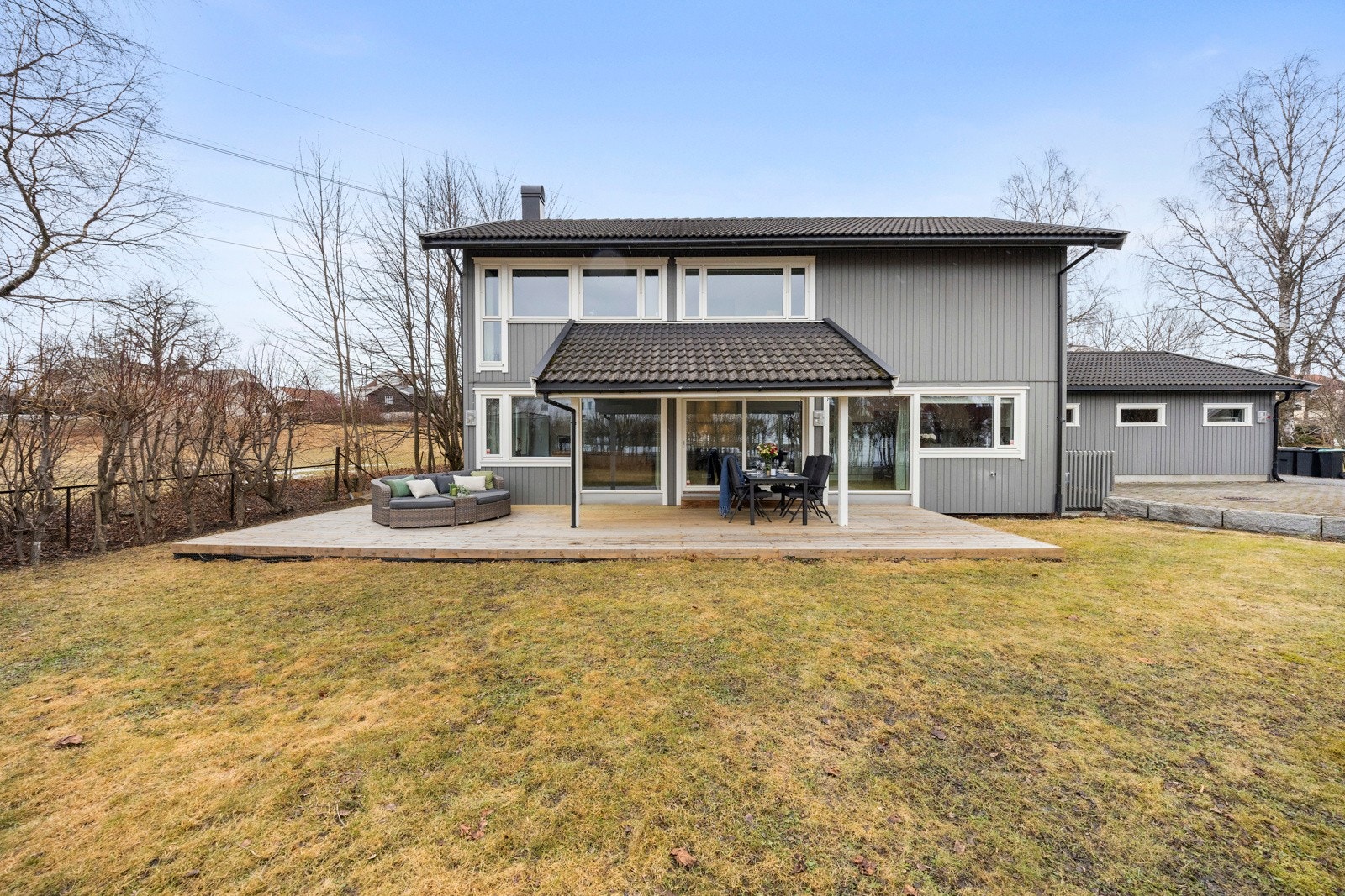 Fra terrassen har du videre tilgang til boligens hage. Galleribilde