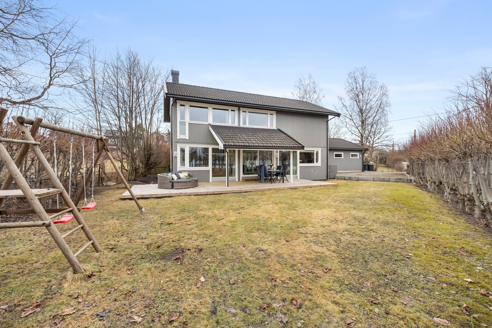 Dette er en romslig og innholdsrik enebolig med en attraktiv og familievennlig beliggenhet i et rolig og etablert område på Jar. Galleribilde