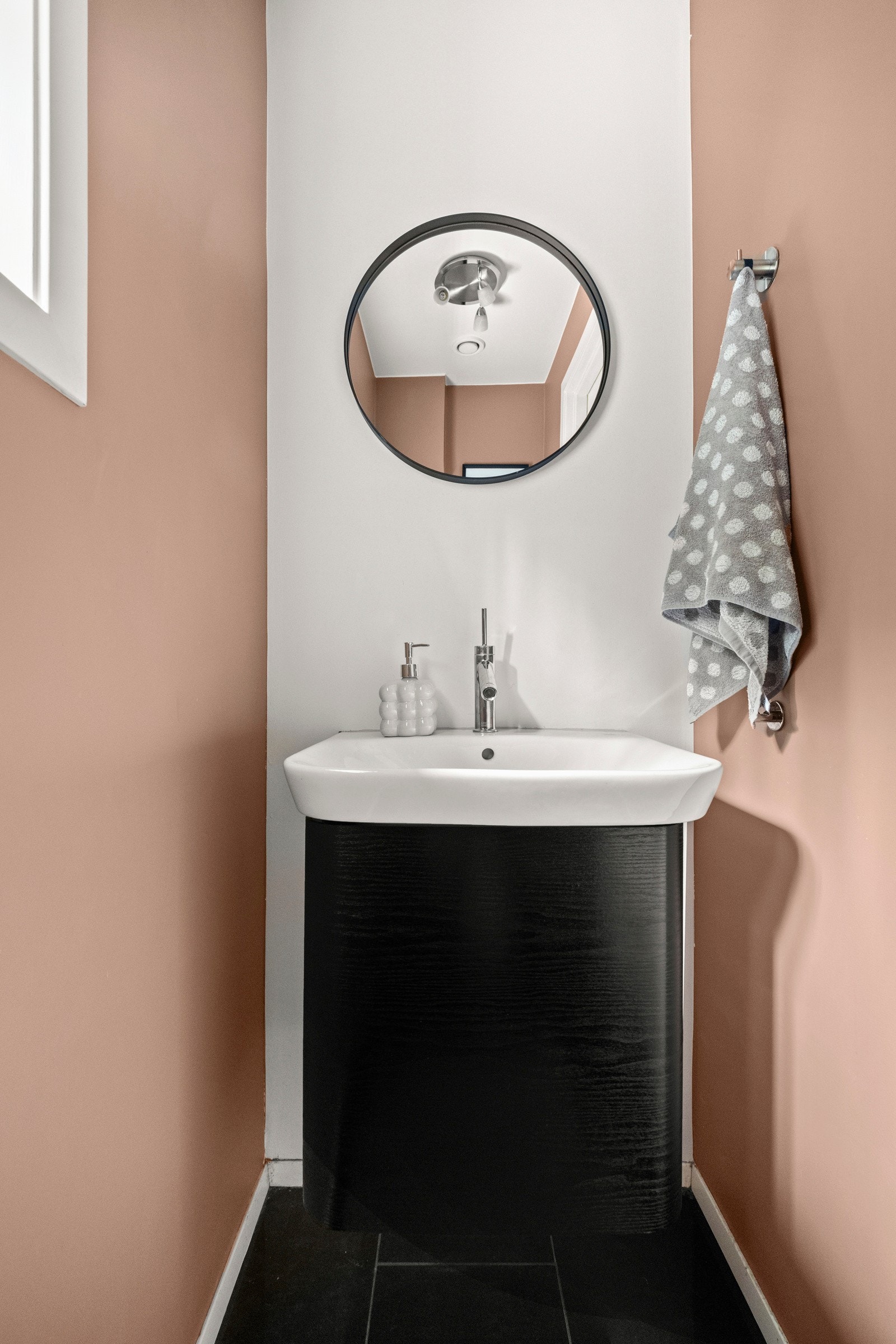 Det separate toalettrommet i 1. etasje har flislagt gulv med varmekabler og malte vegger. Galleribilde