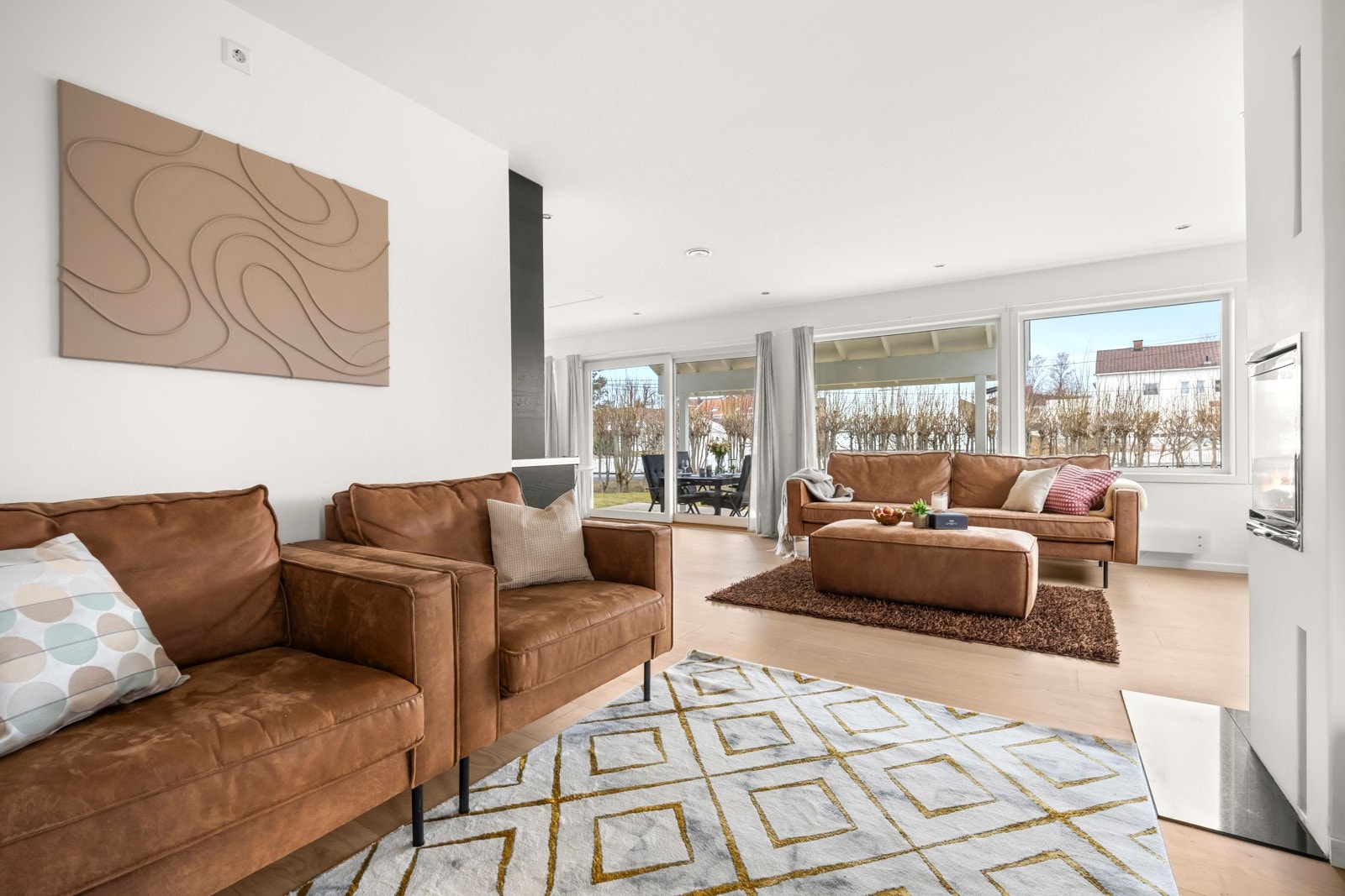 Rommet kan enkelt deles inn i flere soner med plass til både sofagrupper og spisestue. Galleribilde