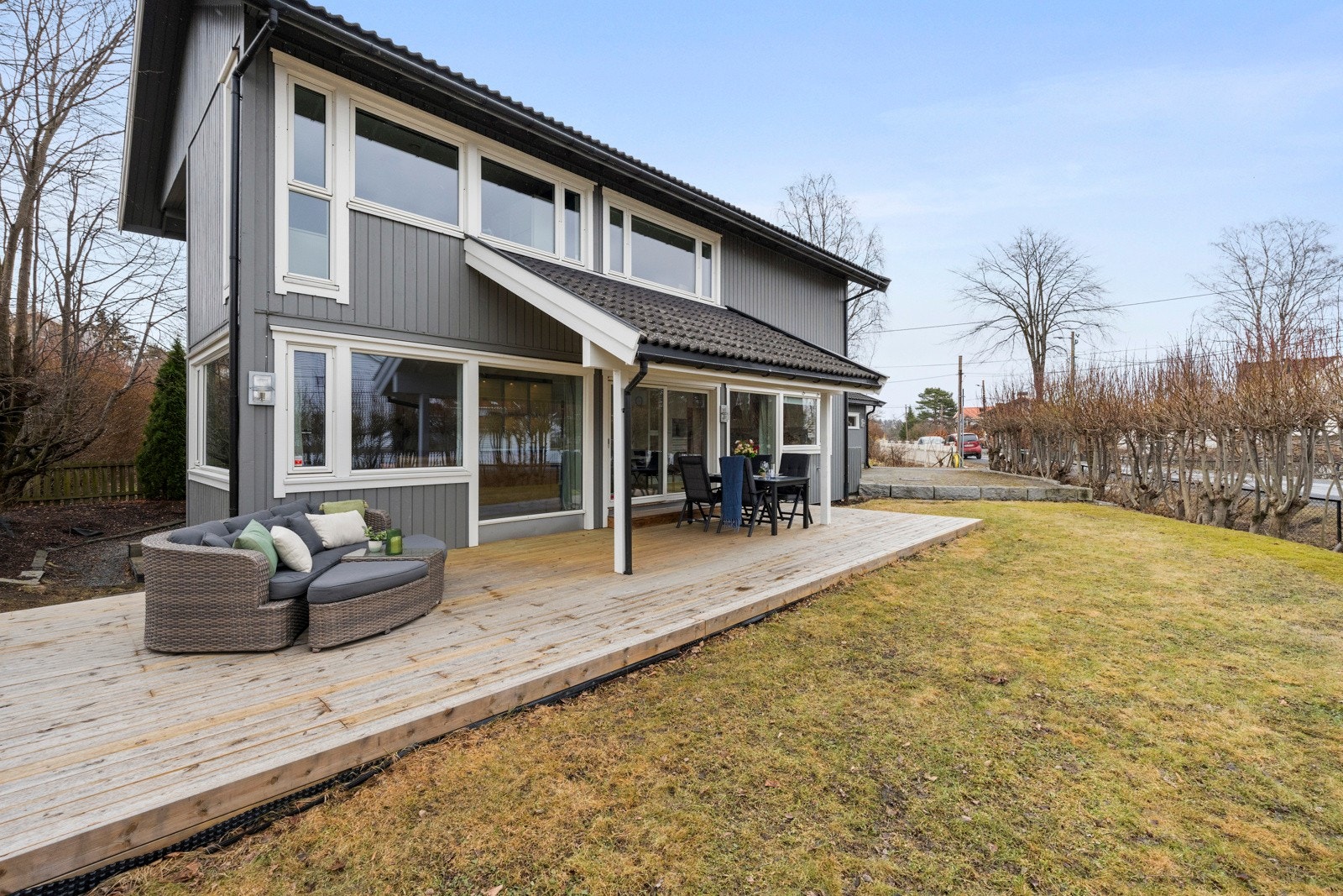 Velkommen til Almelien 28A, presentert av eiendomsmegler Edvard Chapsang ved EIE eiendomsmegling avdeling Sandvika Galleribilde