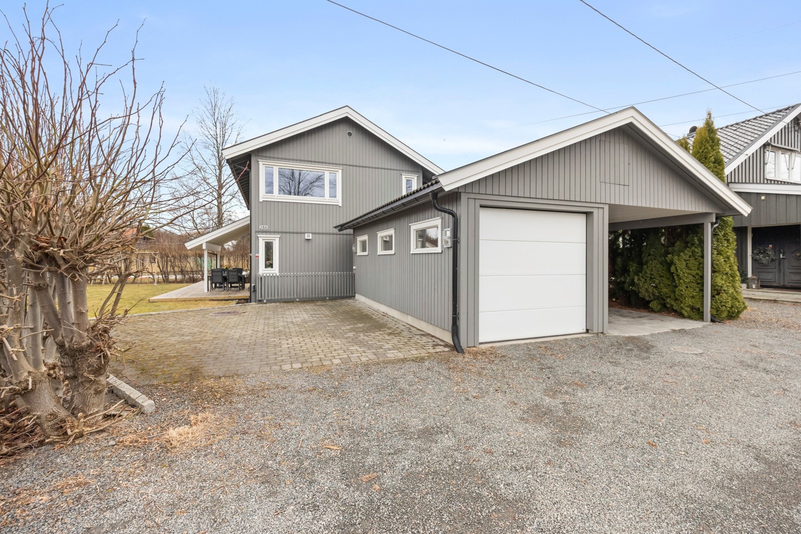 Parkering i garasje og carport. Galleribilde