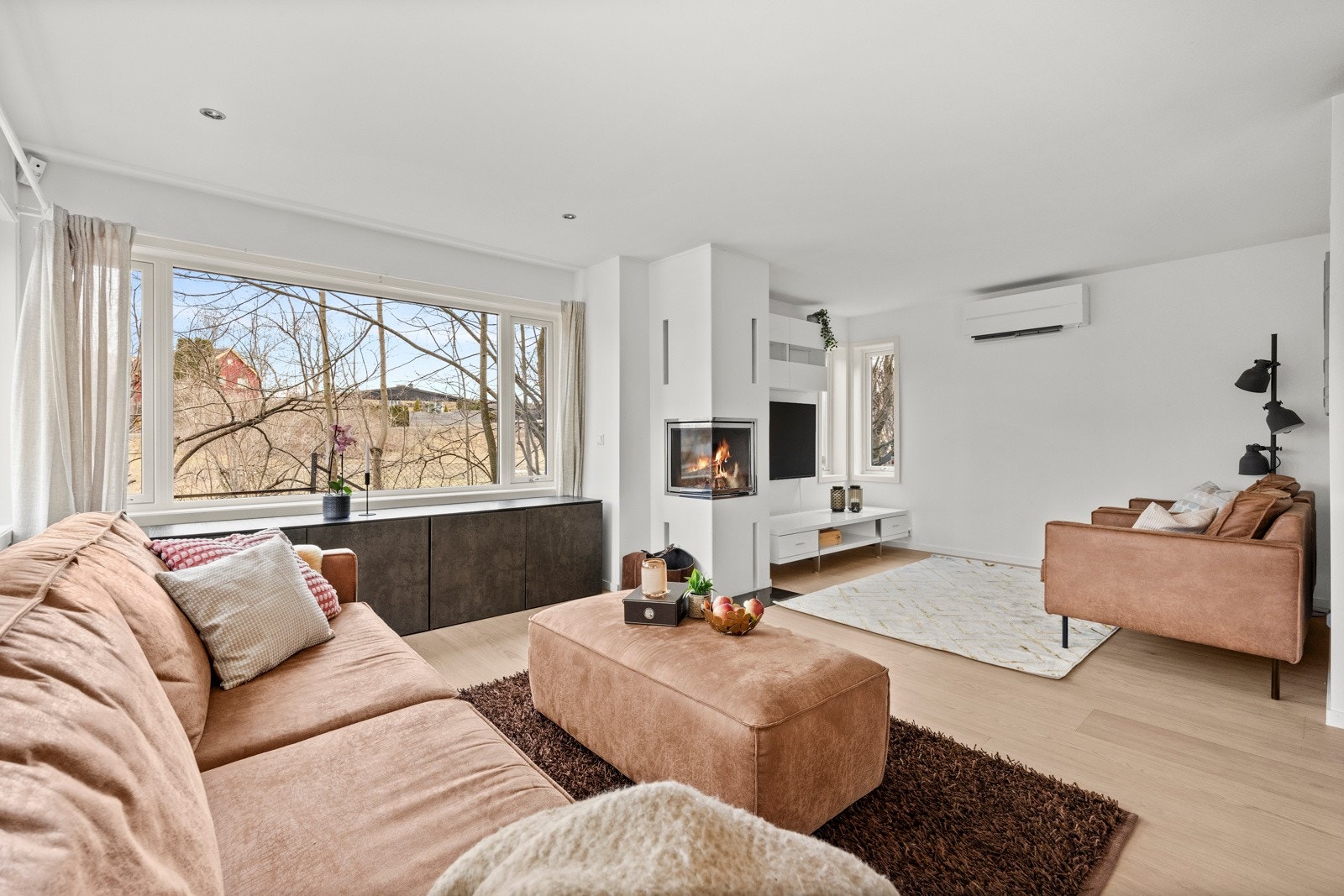 Hovedstuen er svært romslig og preget av store vindusflater som gir rikelig med naturlig lys. Galleribilde