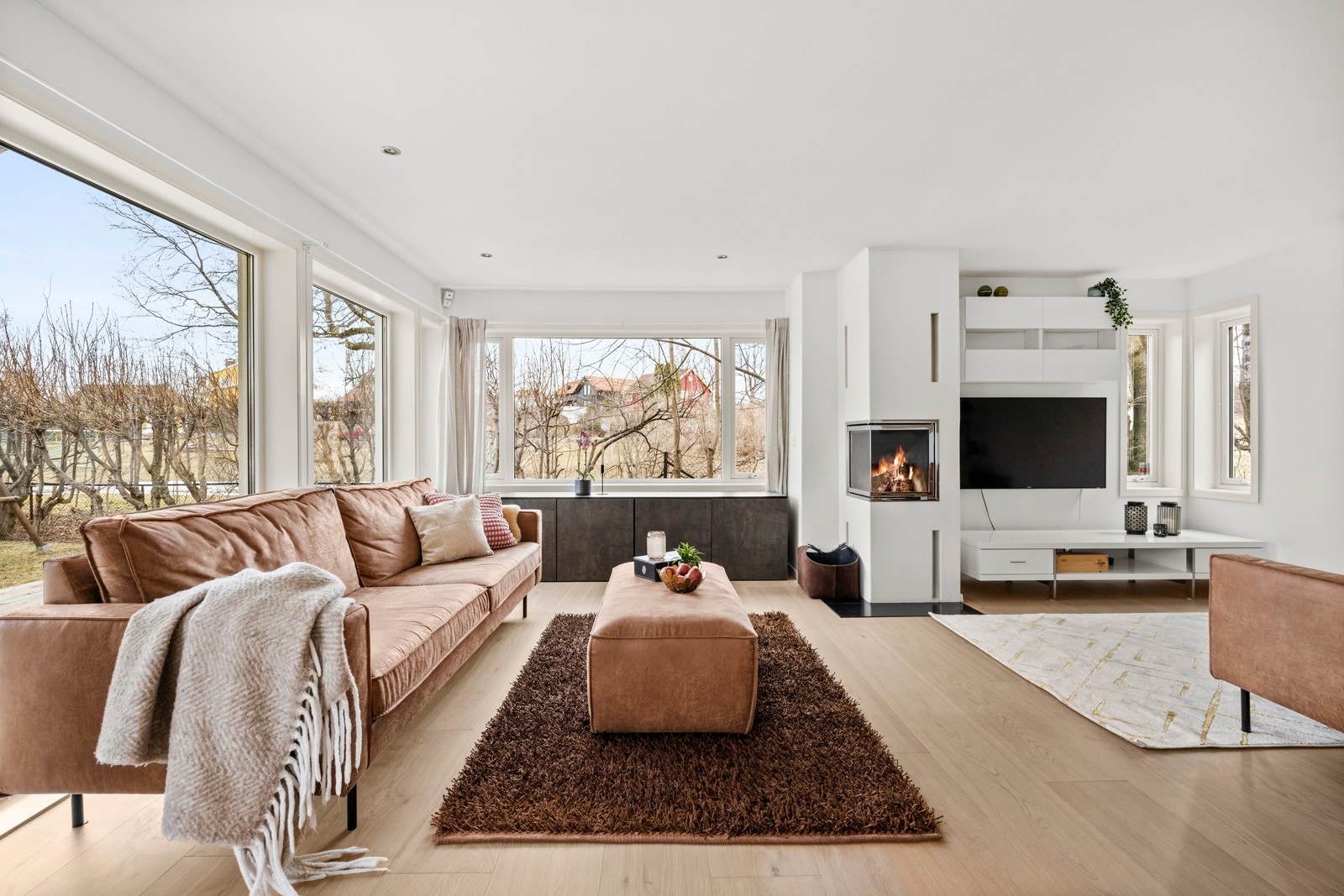 Boligen har flere innbydende oppholdsrom fordelt over ulike plan, som gir stor fleksibilitet i bruk. Galleribilde