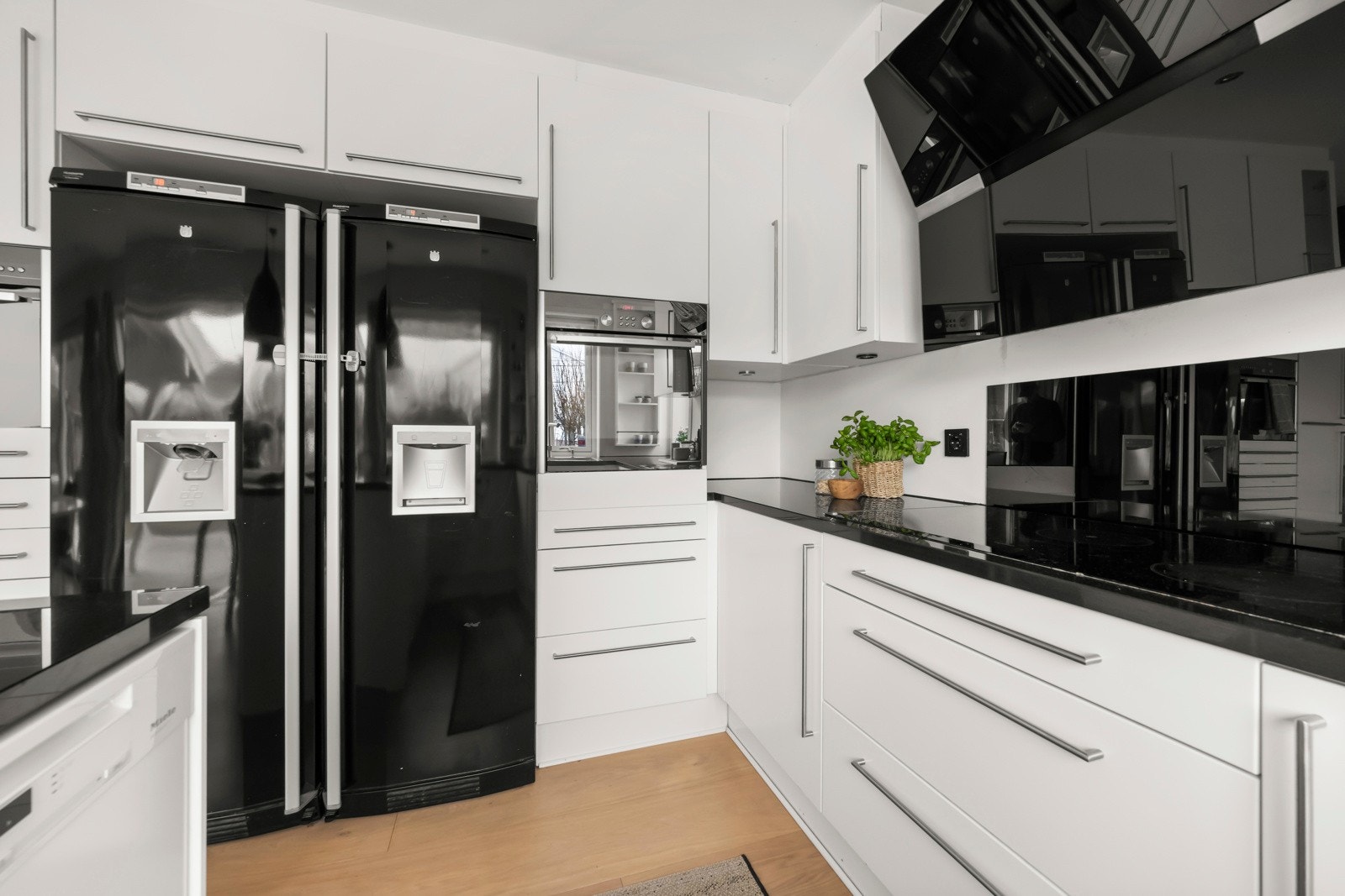 Kjøkkenet er utstyrt med integrerte hvitevarer, inkludert en ekstra bred induksjonstopp, to stekeovner hvorav den ene har mikrobølgefunksjon, oppvaskmaskin og en praktisk nisje med plass til to kjøle-/fryseskap i full bredde. Galleribilde
