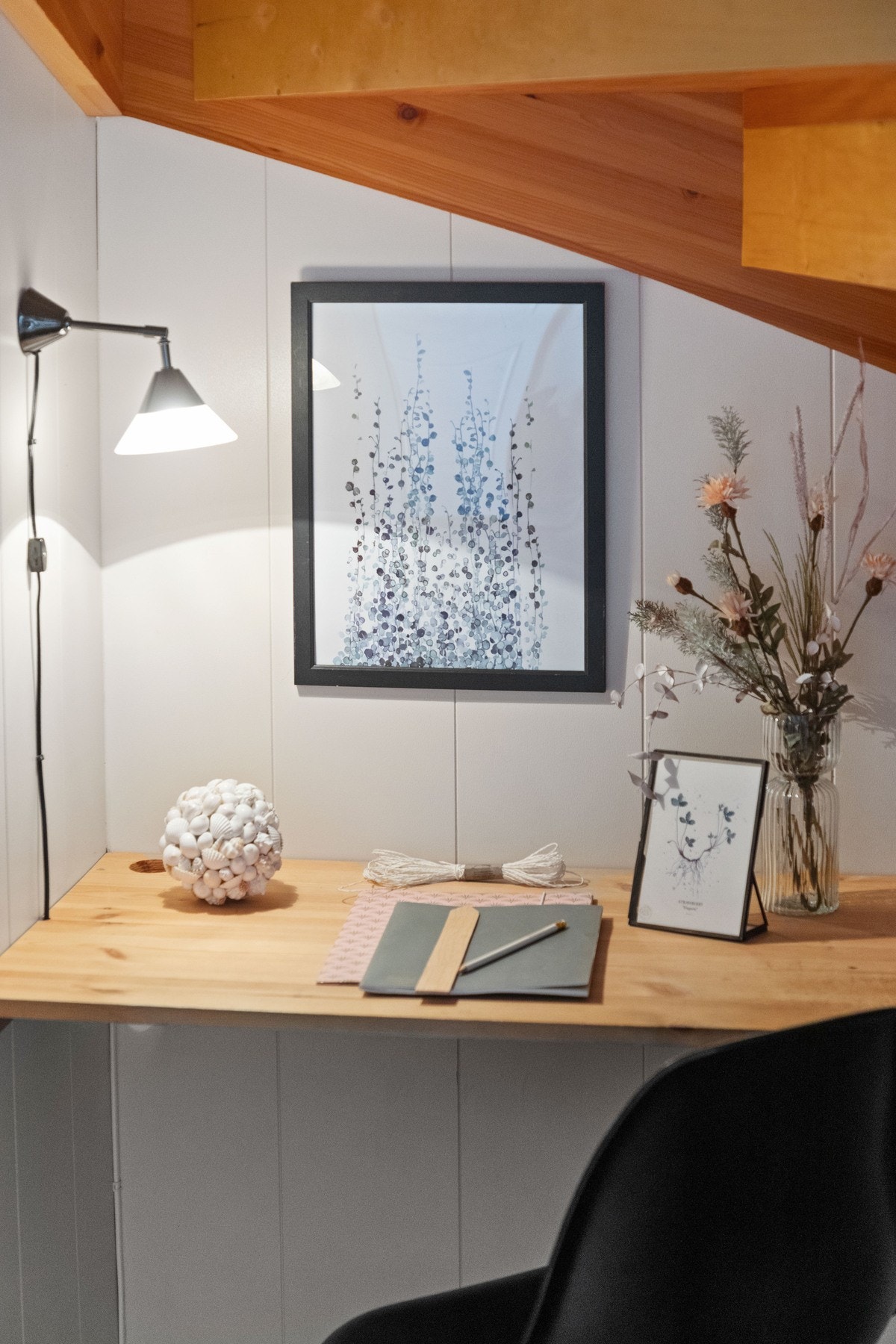 Hyggelig kontorplass under trappen. Galleribilde