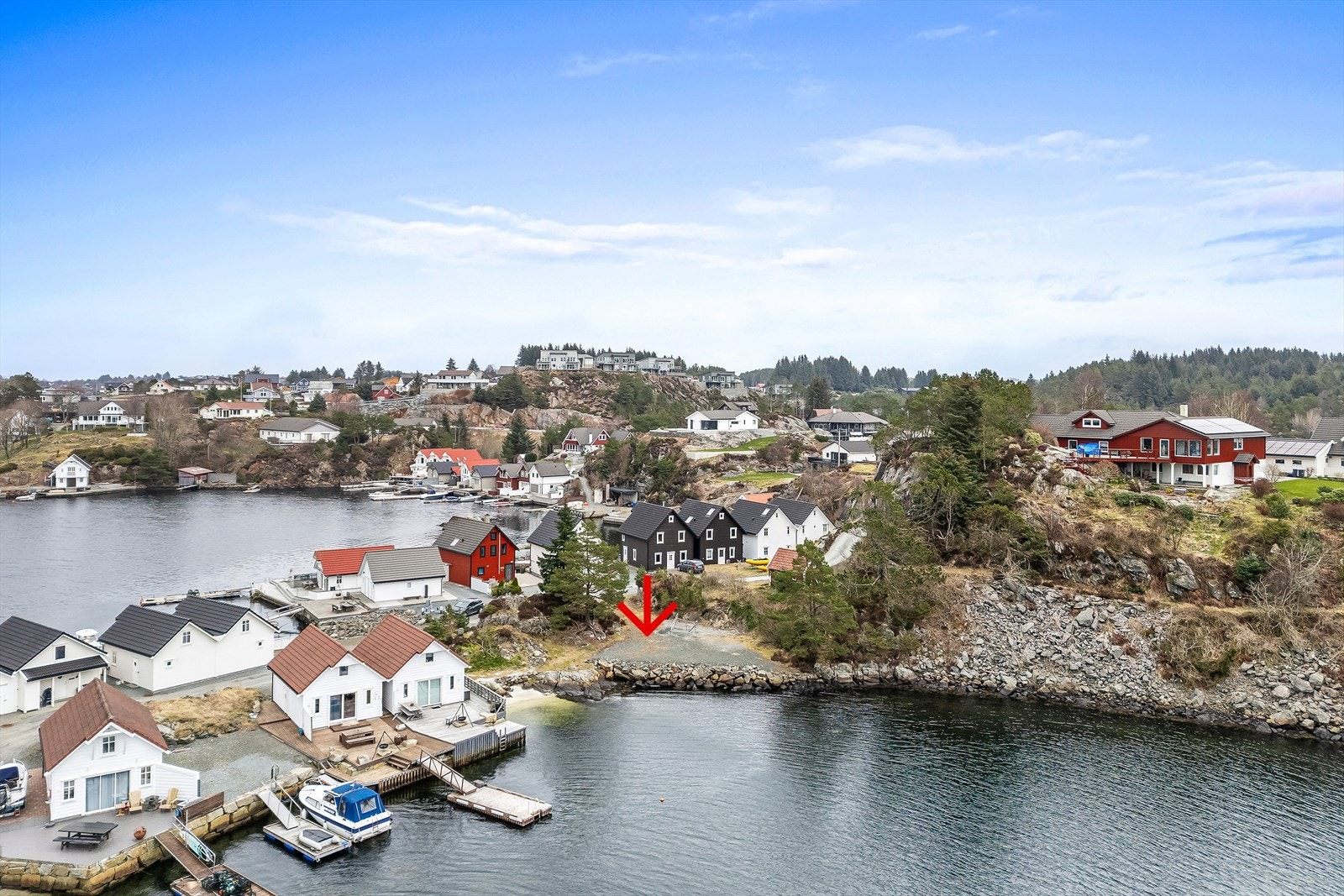 Stor naust tomt med idyllisk og solrik beliggenhet i en lun vik. Galleribilde