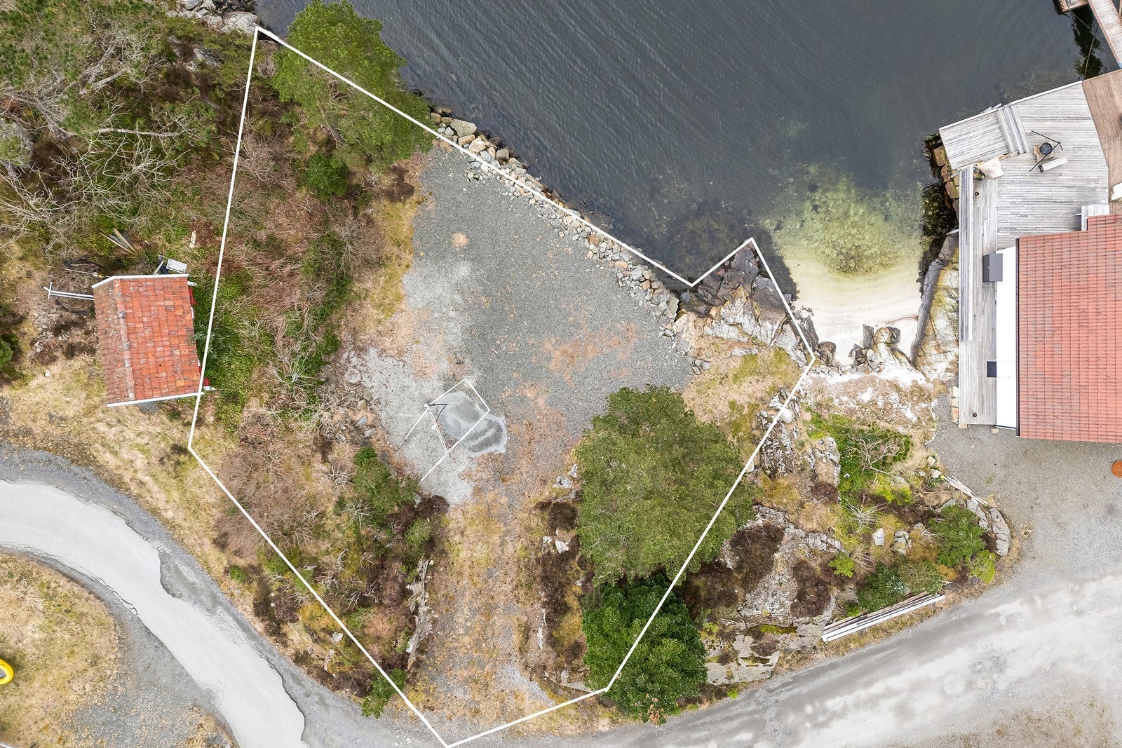 Tomtegrenser. Det presiseres at inntegningen er ca. grenser. Viser til kart i salgsoppgave for mer riktig informasjon. Galleribilde