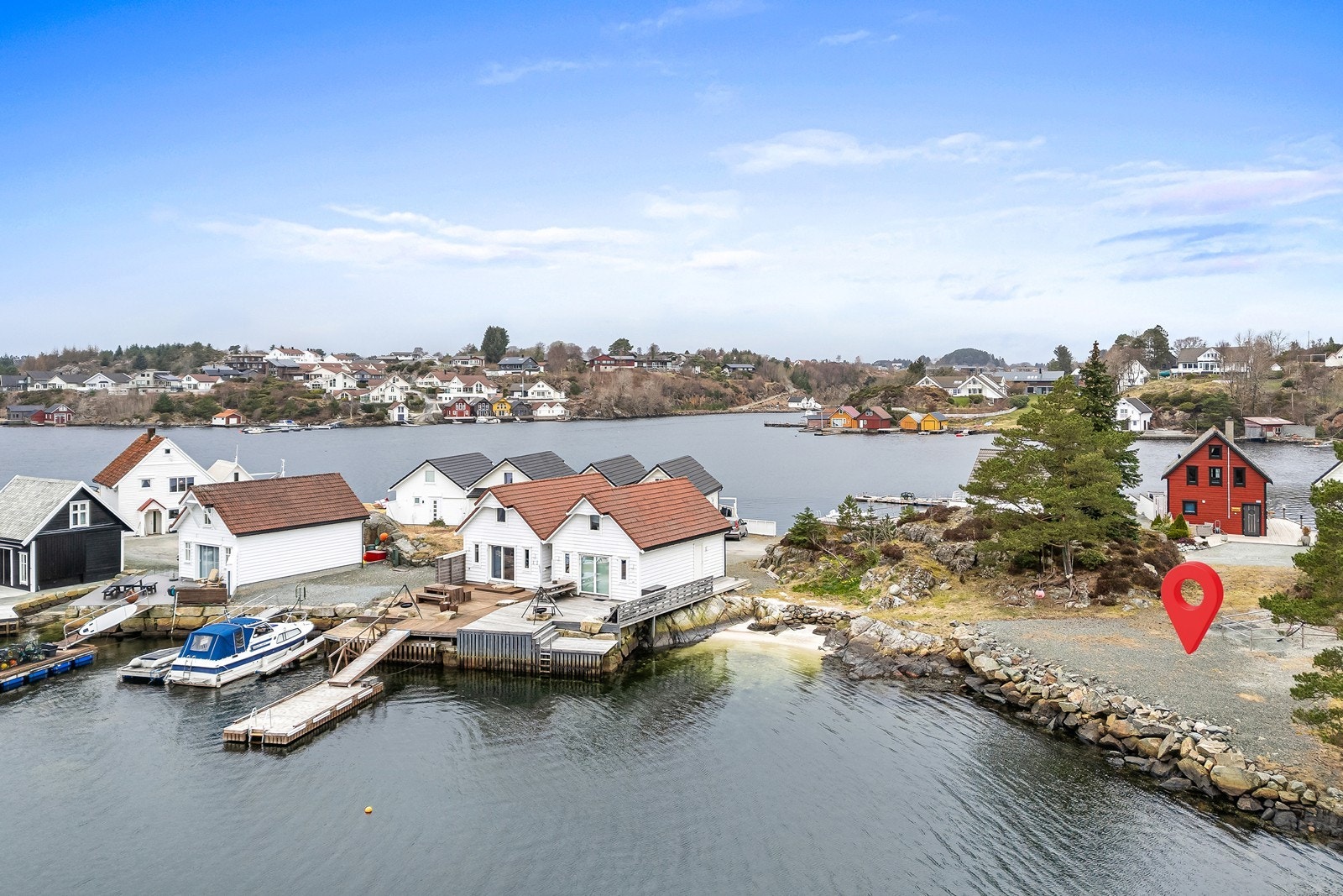 Tomten ligger fint og lunt til med svært gode solforhold. Galleribilde