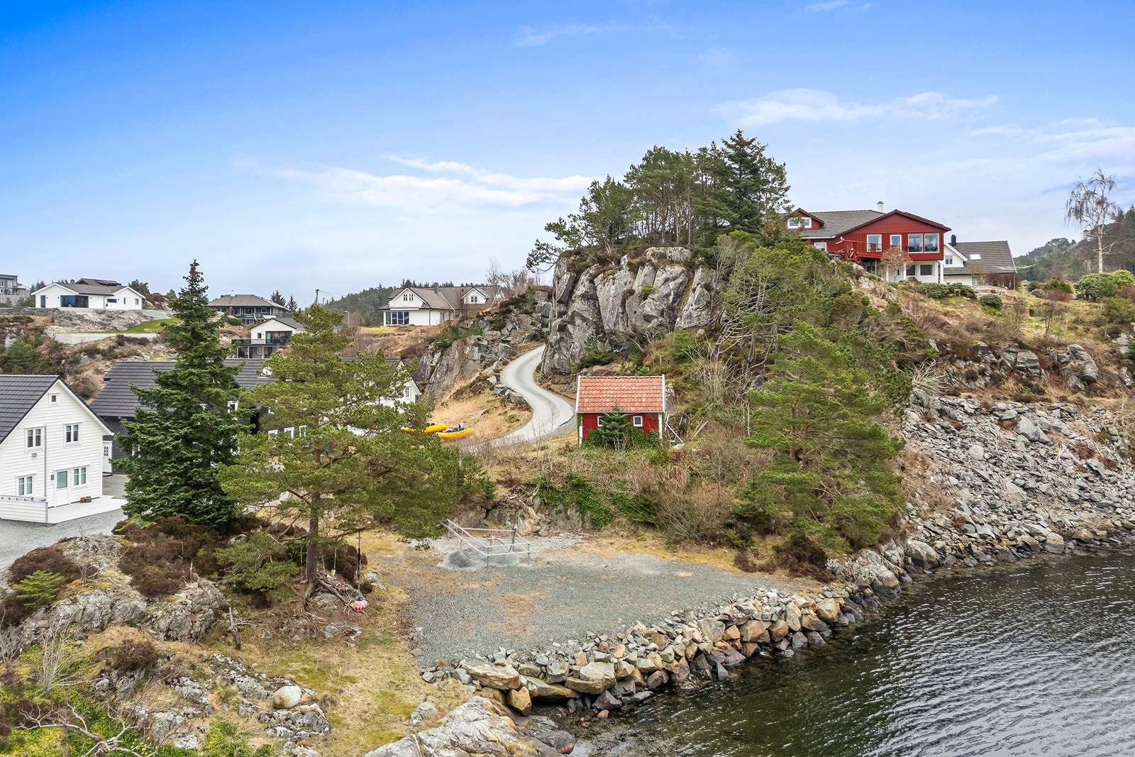 Store deler av tomten er planert ut og det ligger strøm, vann og avløp klar for tilkobling. Galleribilde