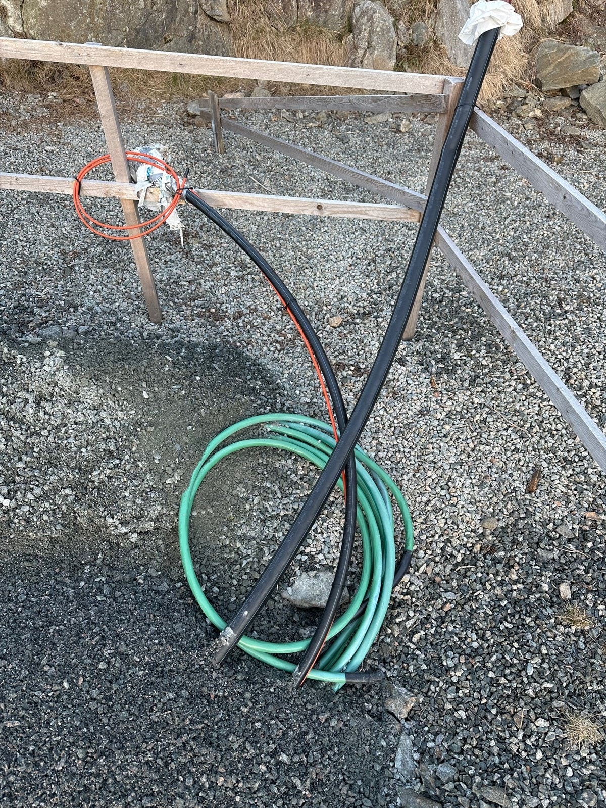 På tomta ligg det: Tilførselsrør for ferskvann fra offentlig vann Avløpsrør via privat rørledning til offentlig kloakk. Fiber-kabel (oransje ledning) Elektro-kabel (grønn) Galleribilde