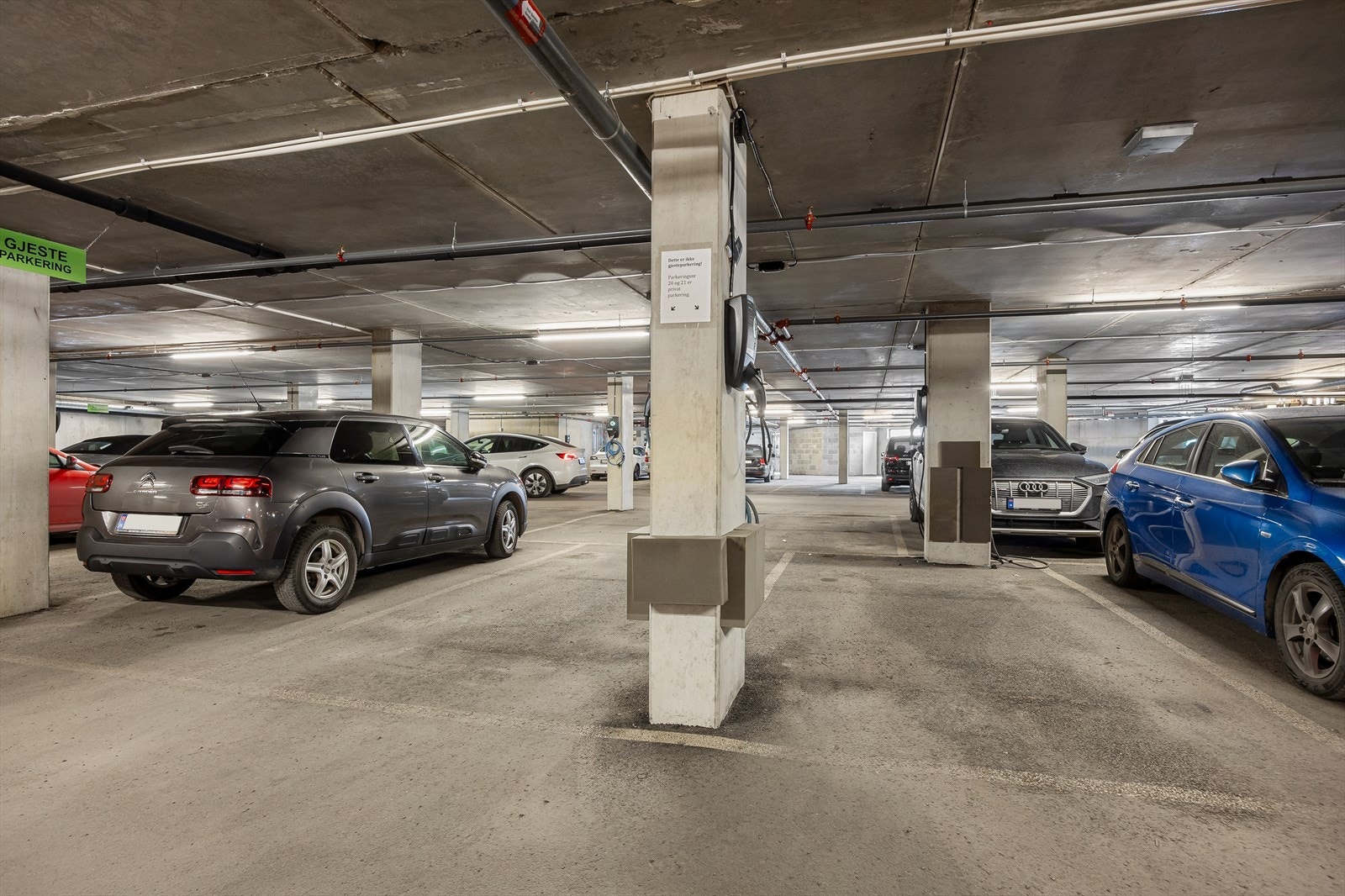 Leiligheten selges med to garasjeplasser - nr 20 og 21 Galleribilde