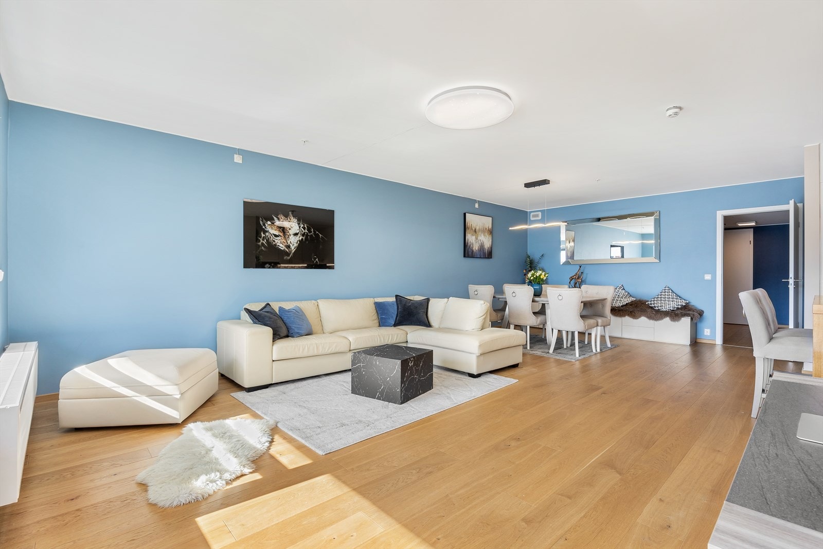 I stuen er det god plass til både sofagruppe og spisebord Galleribilde