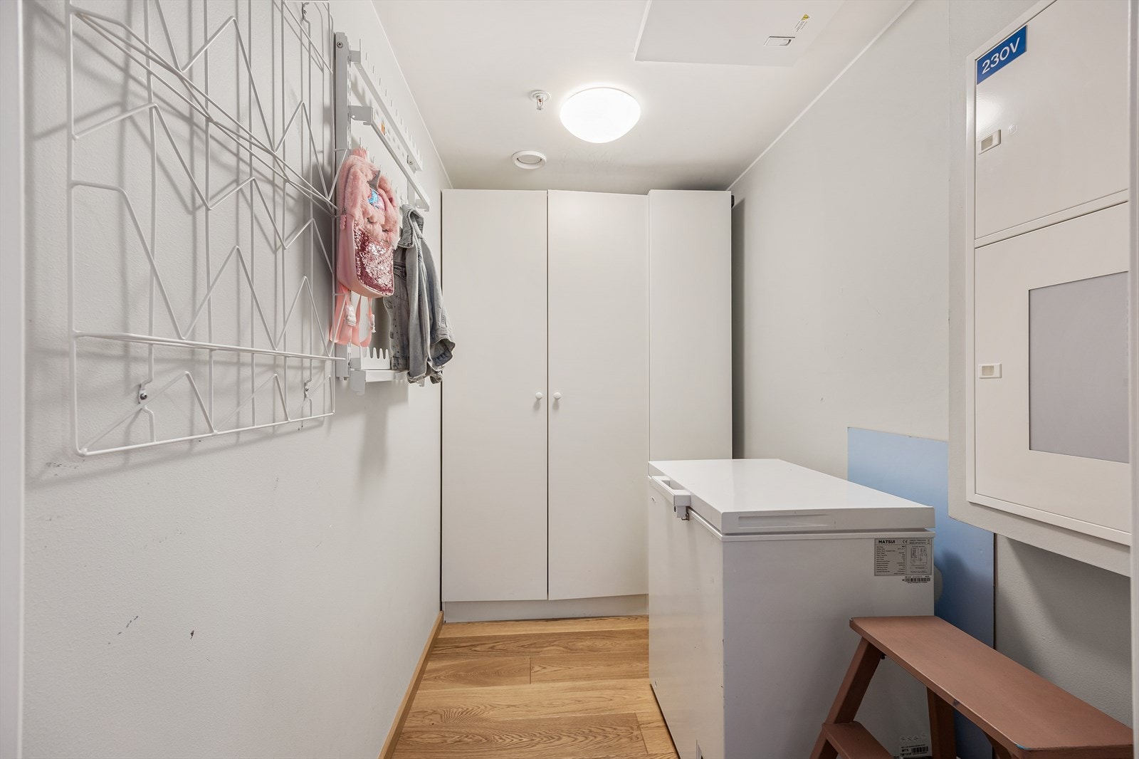Det medfølger garderobeskap på alle tre soverom og det er tilgang til innvendig bod/teknisk rom fra entréen Galleribilde