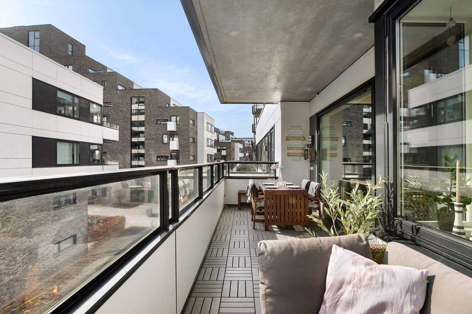 God plass til sittegrupper og grill Galleribilde