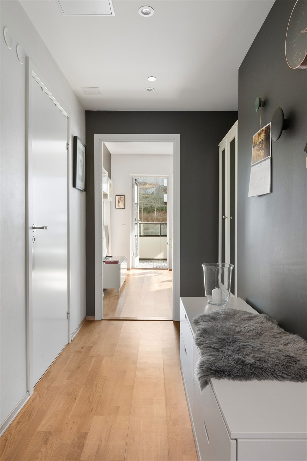 Entré med plass til garderobe og klesopphenng. Galleribilde