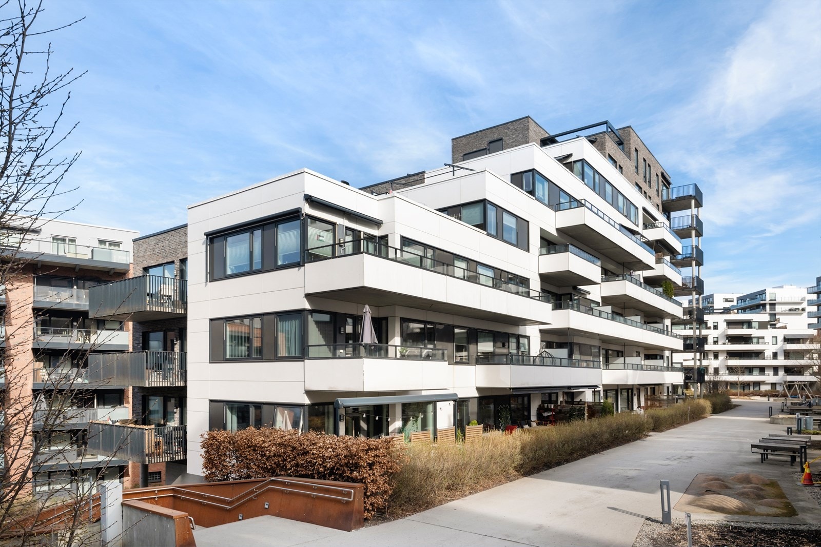 Fine fellesarealer med sittegrupper og hyggelige gangveier Galleribilde