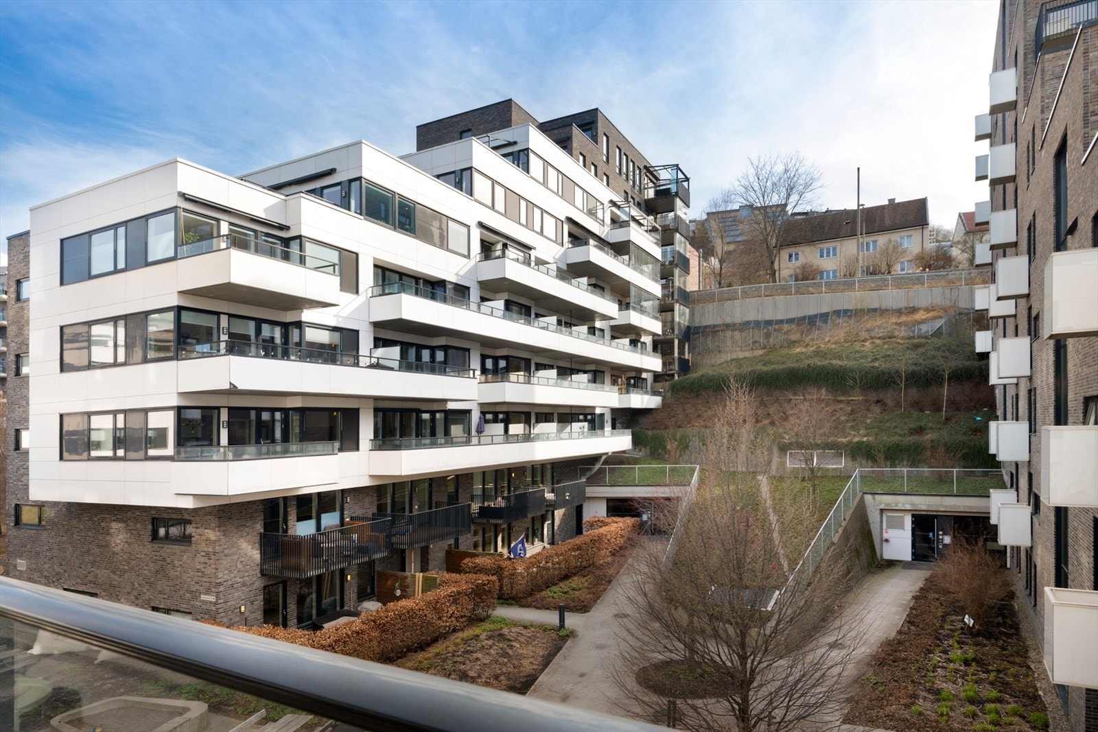 Balkongen vender mot gangvei Galleribilde