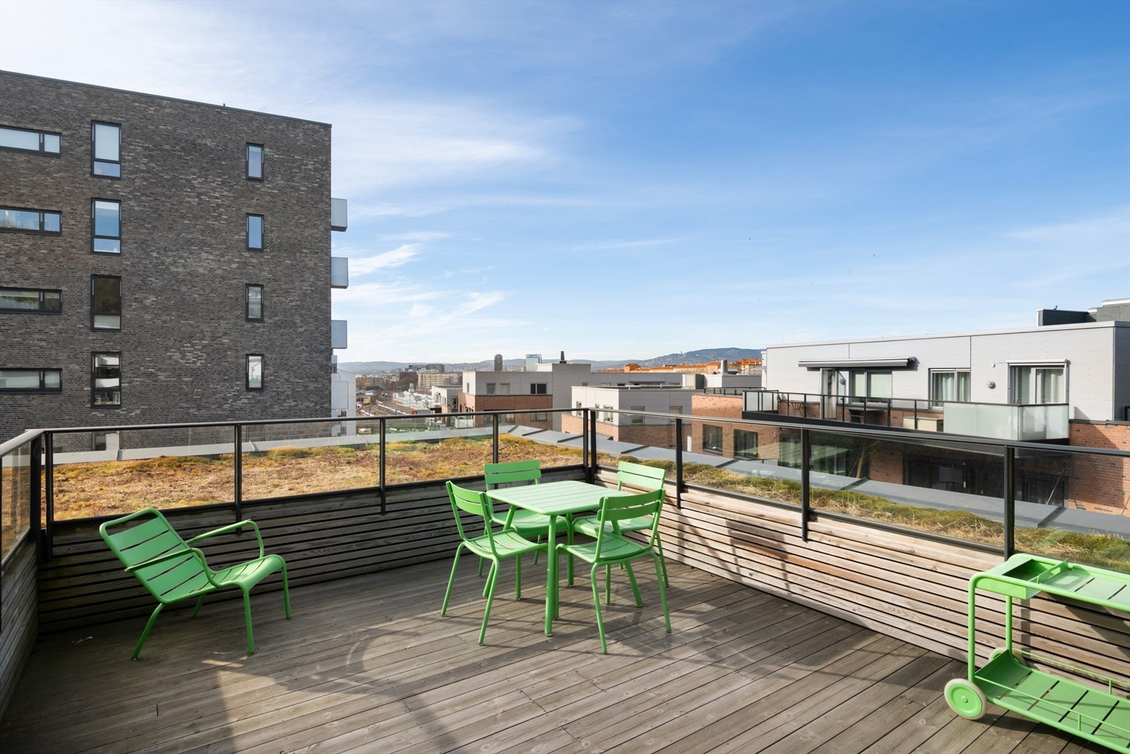 Felles takterrasse med utsikt og sol fra morgen til kveld om sommeren Galleribilde