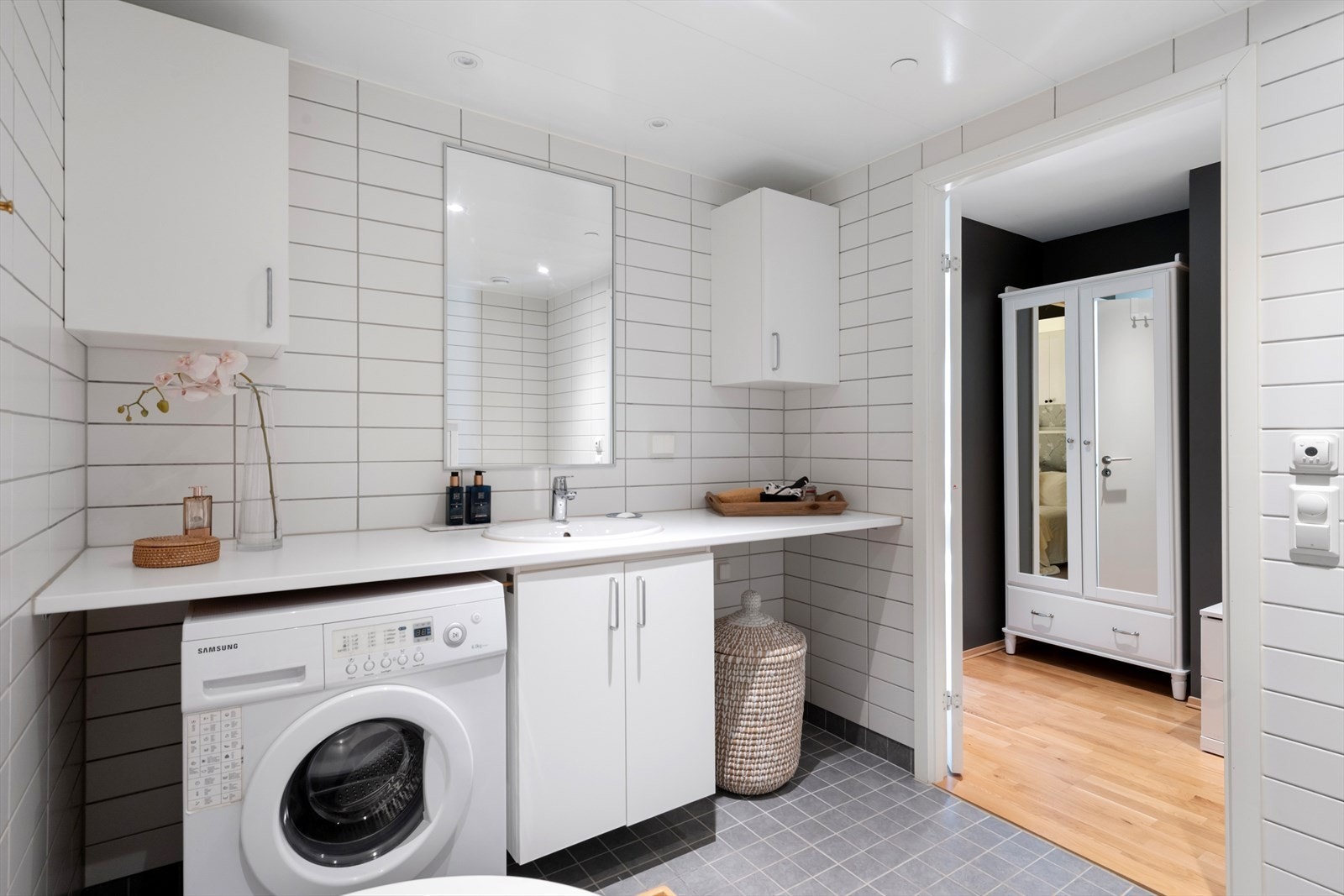 Romslig bad fra 2016 med to nisjer med opplegg for vaskemaskin og tørketrommel Galleribilde