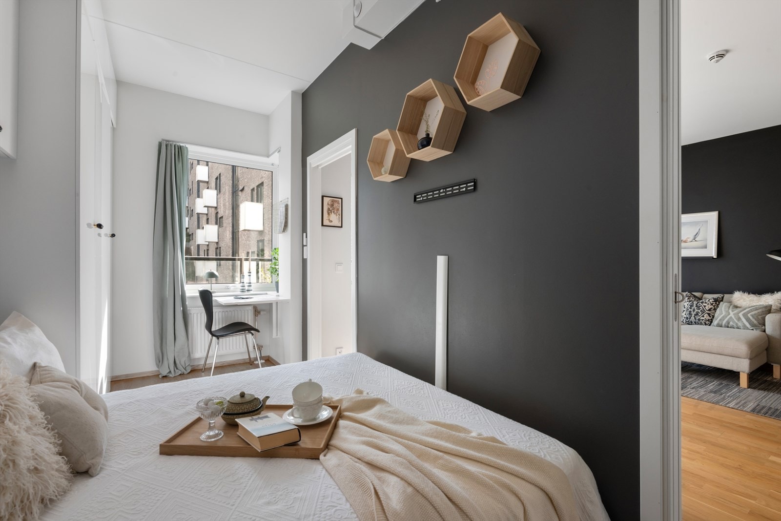 Praktisk inngang til rommet, på hver side av sengen Galleribilde