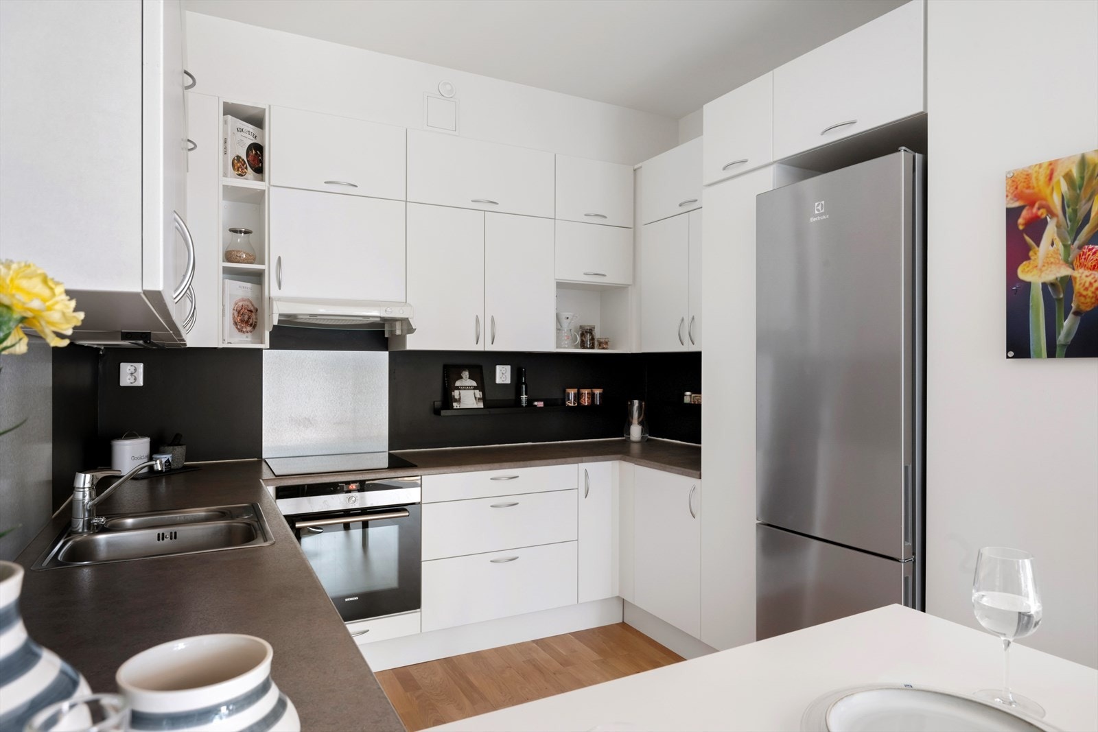 Integrert stekeovn og platetopp. Nisje for kjøleskap og oppvaskmaskin Galleribilde