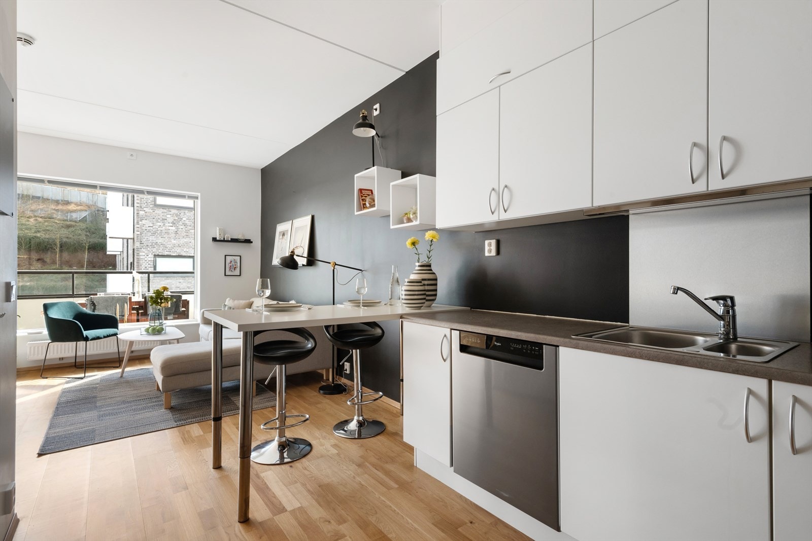 Lyst kjøkken med integrerte hvitevarer og godt med oppbevaringsplass Galleribilde