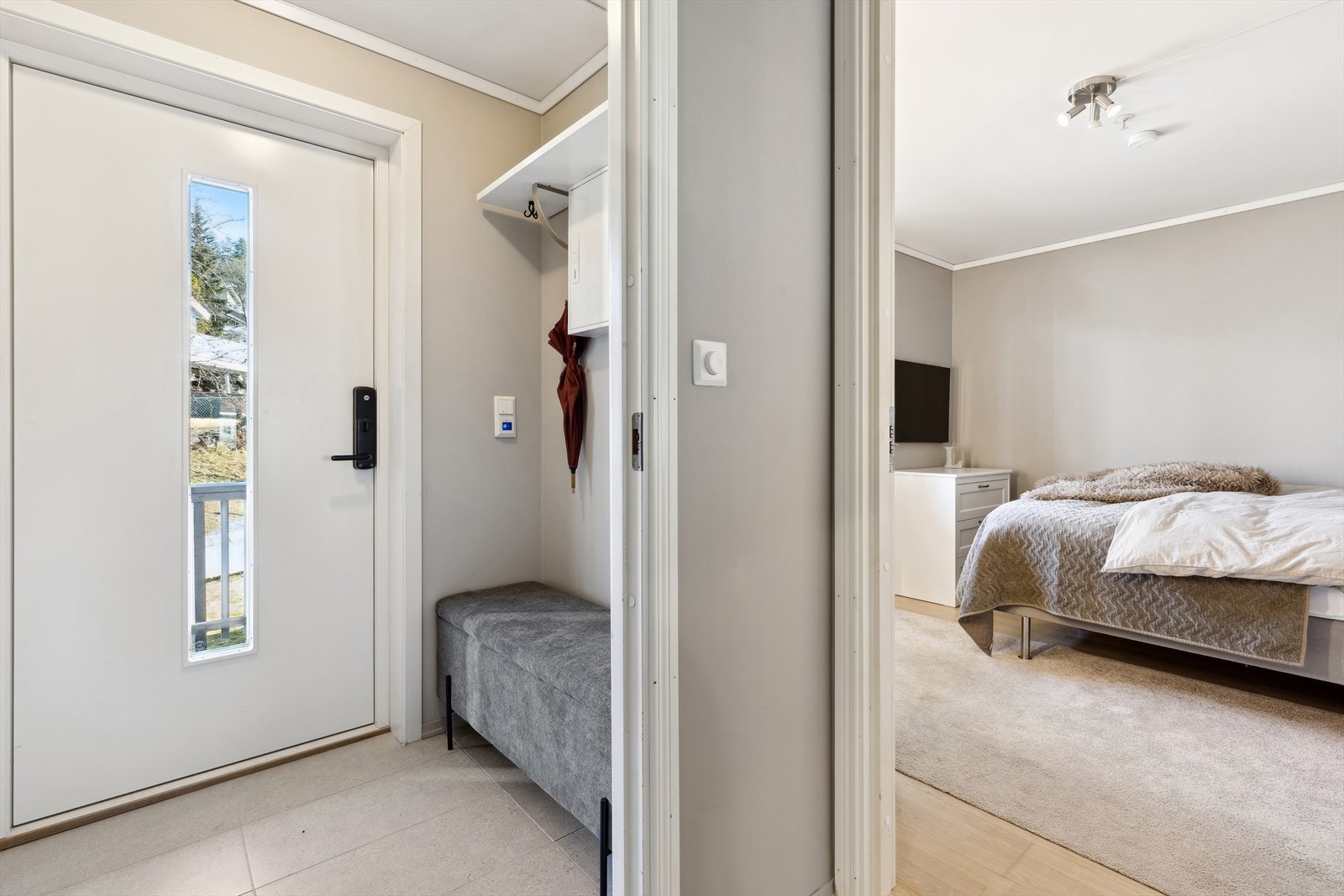 Det er lagt nye fliser med gulvvarme i vindfang Galleribilde