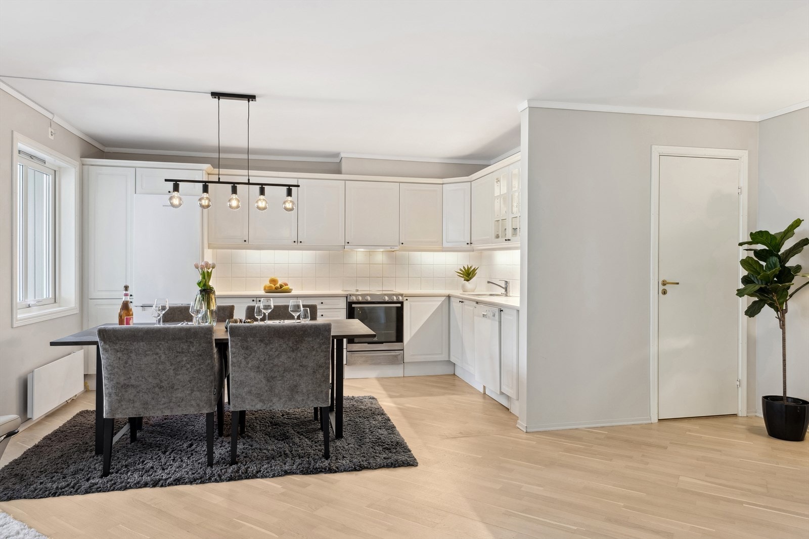 Gode lagringsmuligheter i innebod (dør til boden til høyre i bildet) og stor kjellerbod (7 m2) Galleribilde