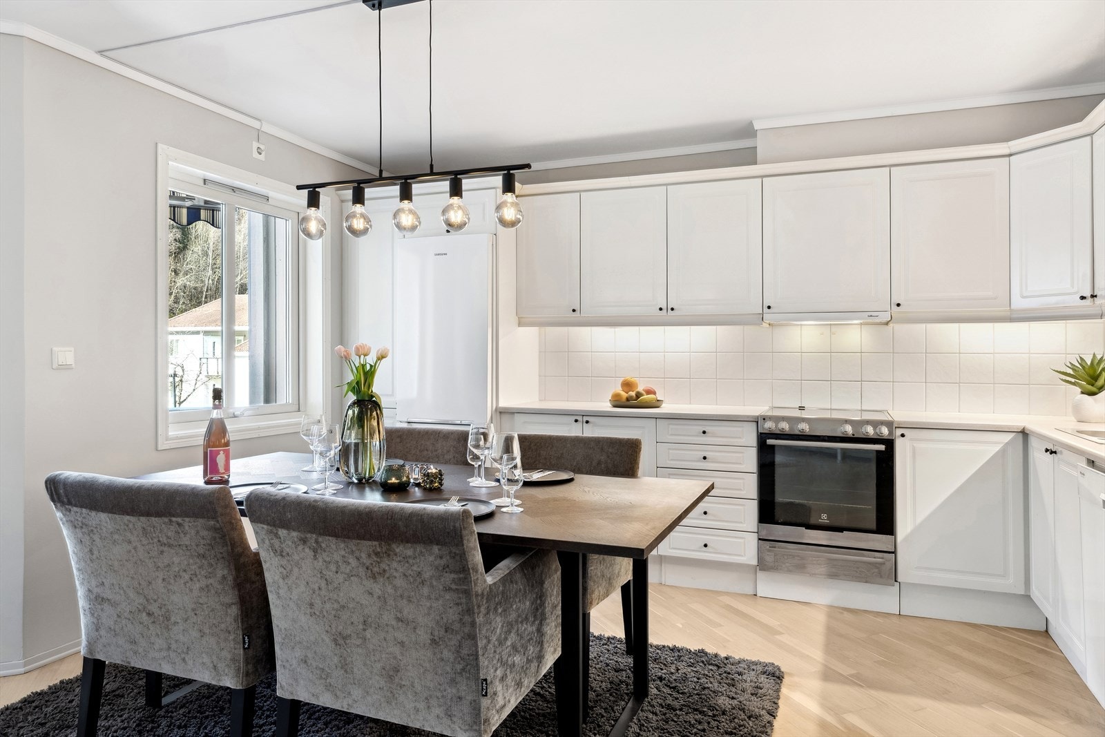 Kjøkkenet har innredning med profilerte fronter. Hvitevarer medfølger Galleribilde