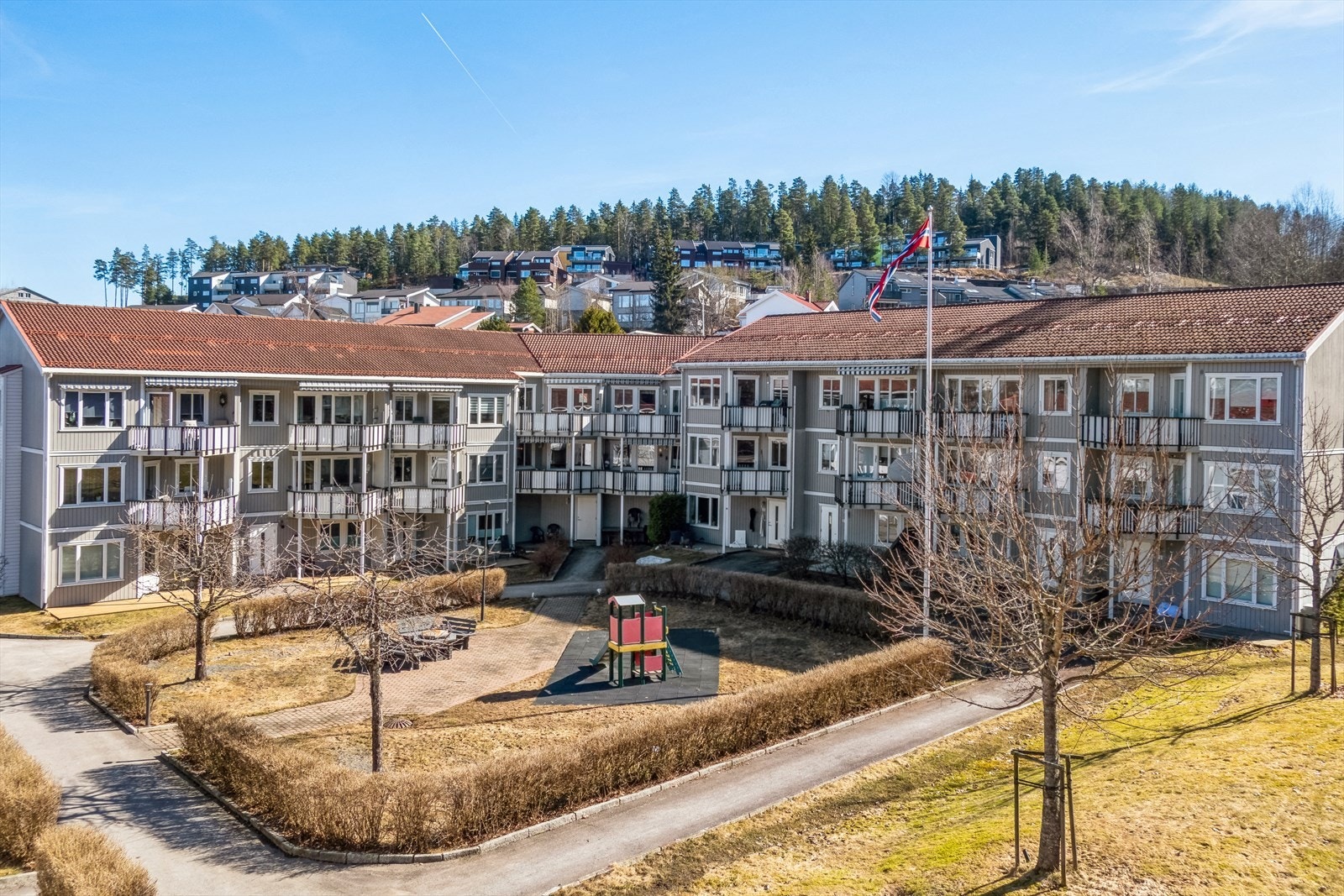 Bygget er jevnlig vedlikeholdt. Utvendig vedlikehold er under borettslagets vedlikeholdsansvar. Nye inngangsdører i 2023, malt utvendig fasader i 2022 Galleribilde