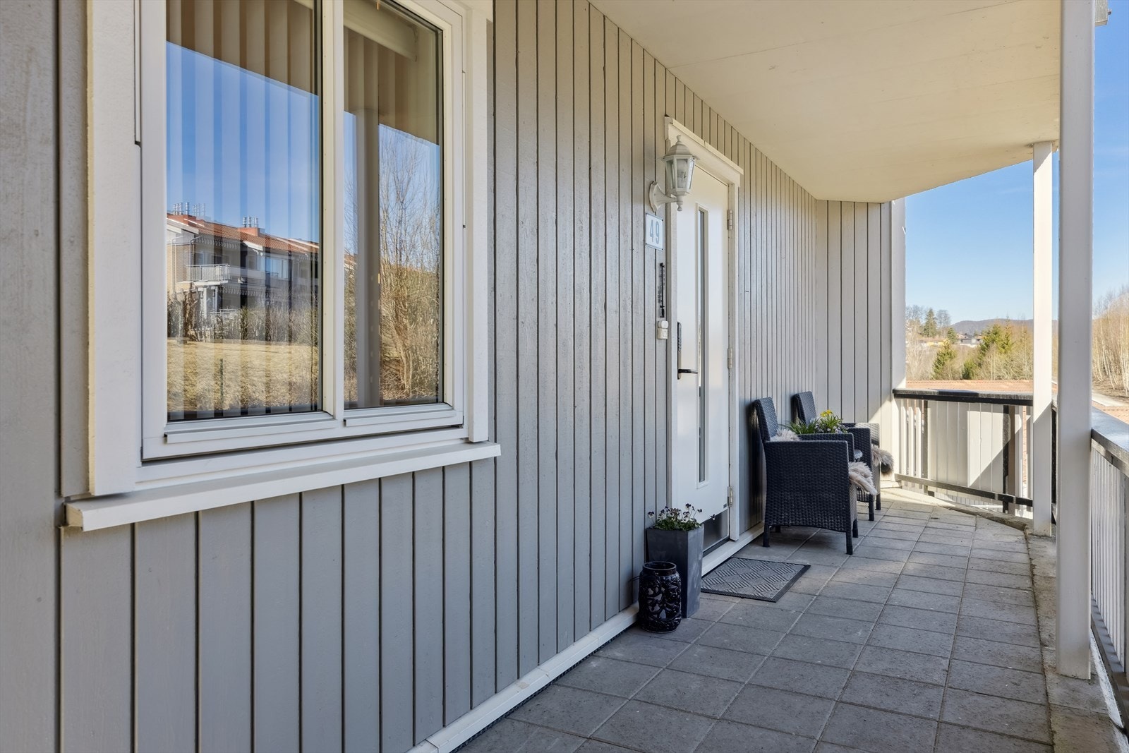 Plass til utemøbler foran inngangspartiet. Her kan morgensolen nytes Galleribilde