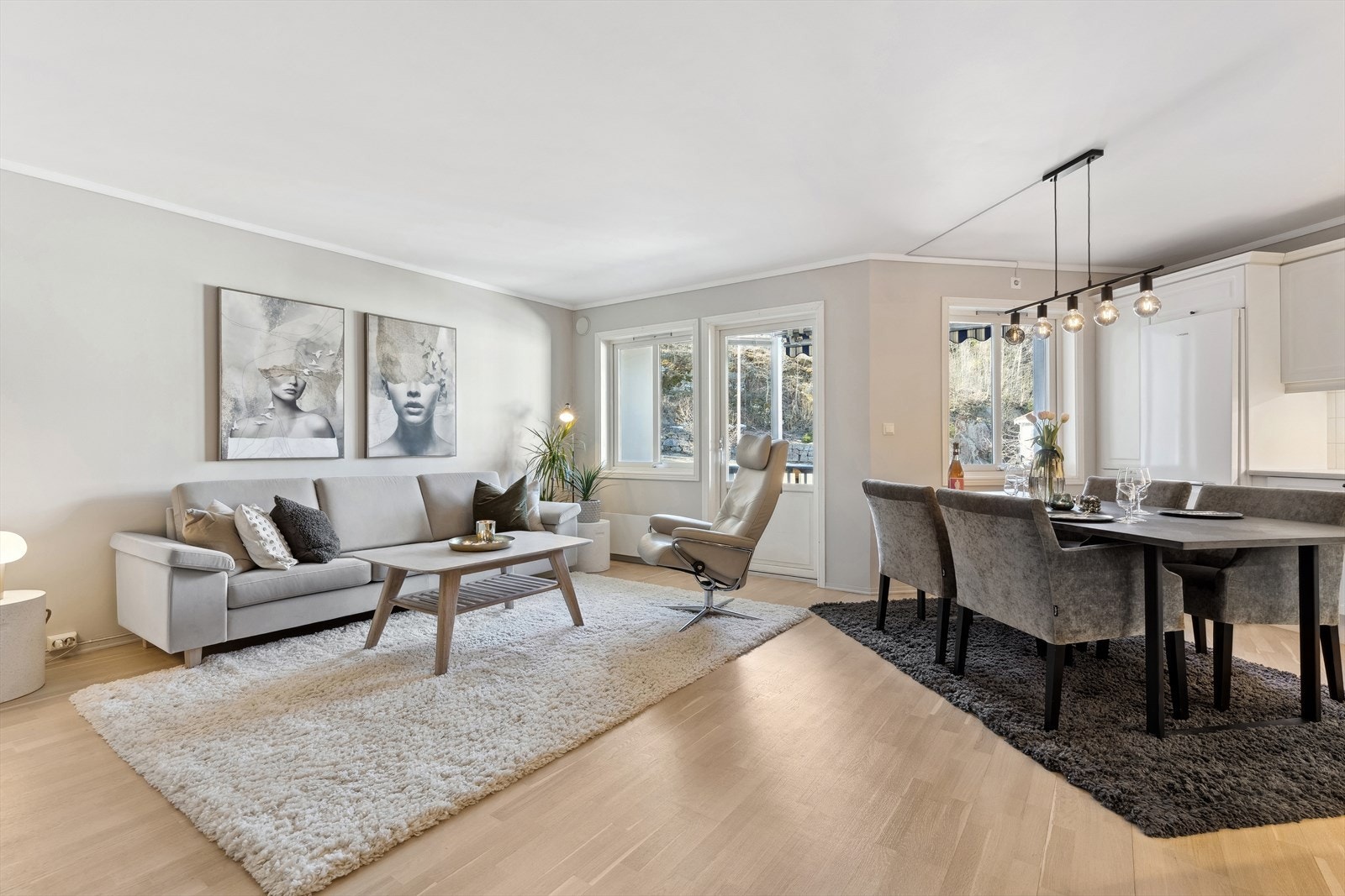 Nåværende eier har malt alle rom, slipt og lakkert parkettgulvet - leiligheten fremstår nå lun og innbydende Galleribilde