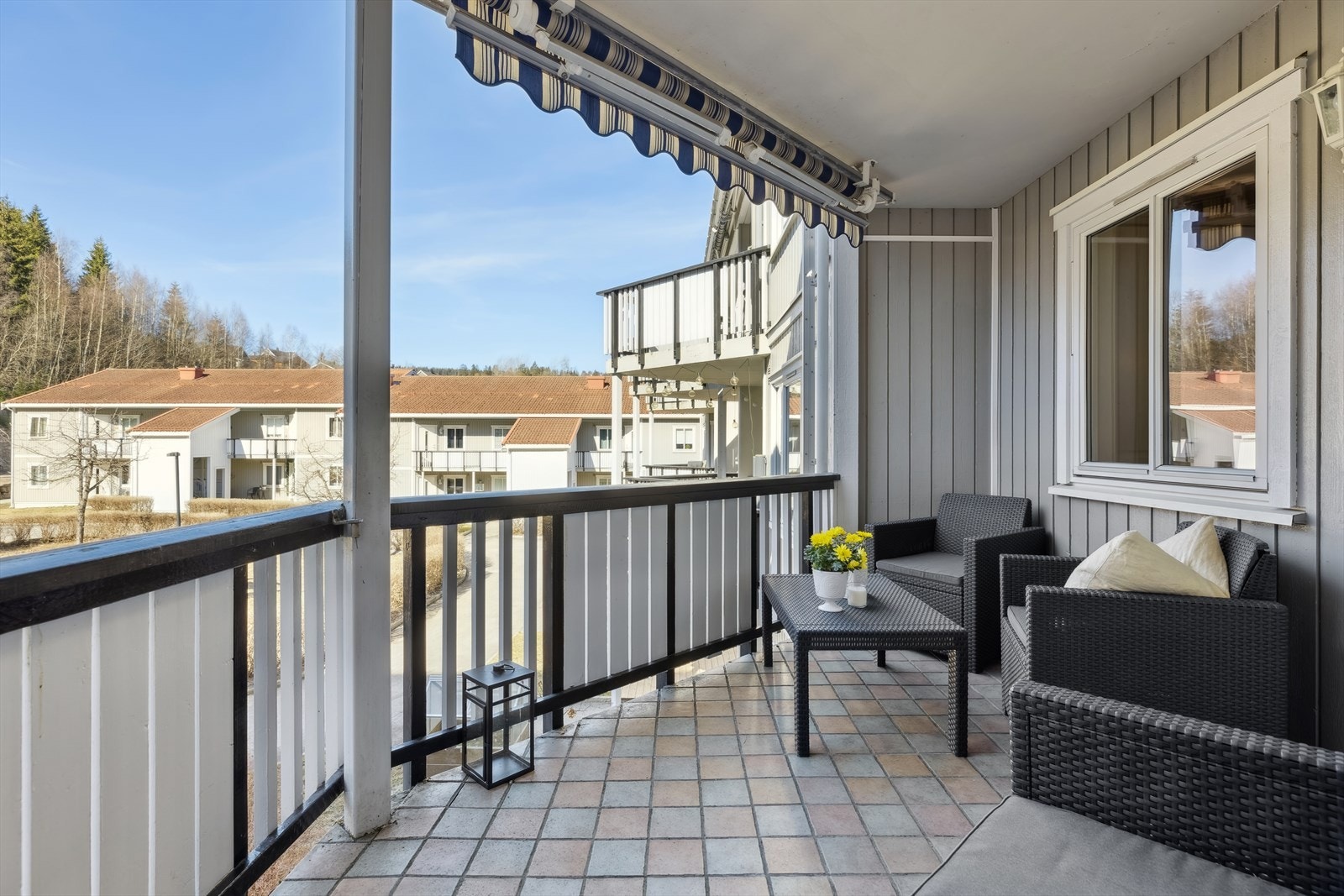 Stuen har utgang til balkong på 8 m2. Leiligheten har begrenset med innsyn, dog fin utsikt over fellesområdene Galleribilde