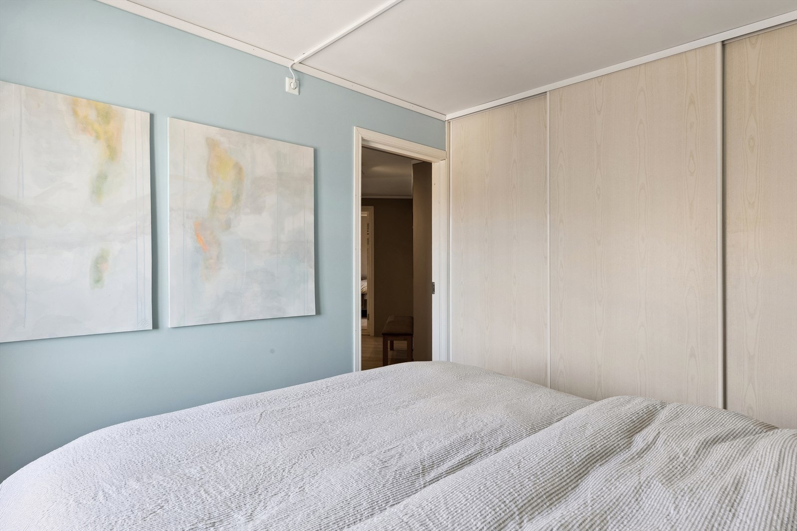 Hovedsoverommet har skyvedørsgarderobe Galleribilde