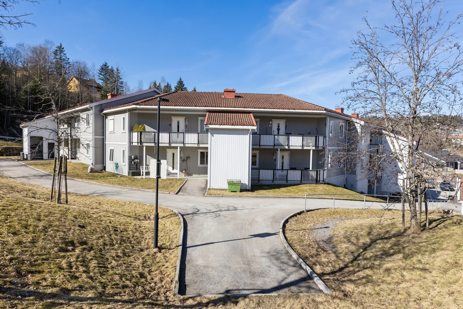 Leiligheten har trappefri adkomst (1. etasje på inngangssiden / 2. etasje på stuesiden) Galleribilde