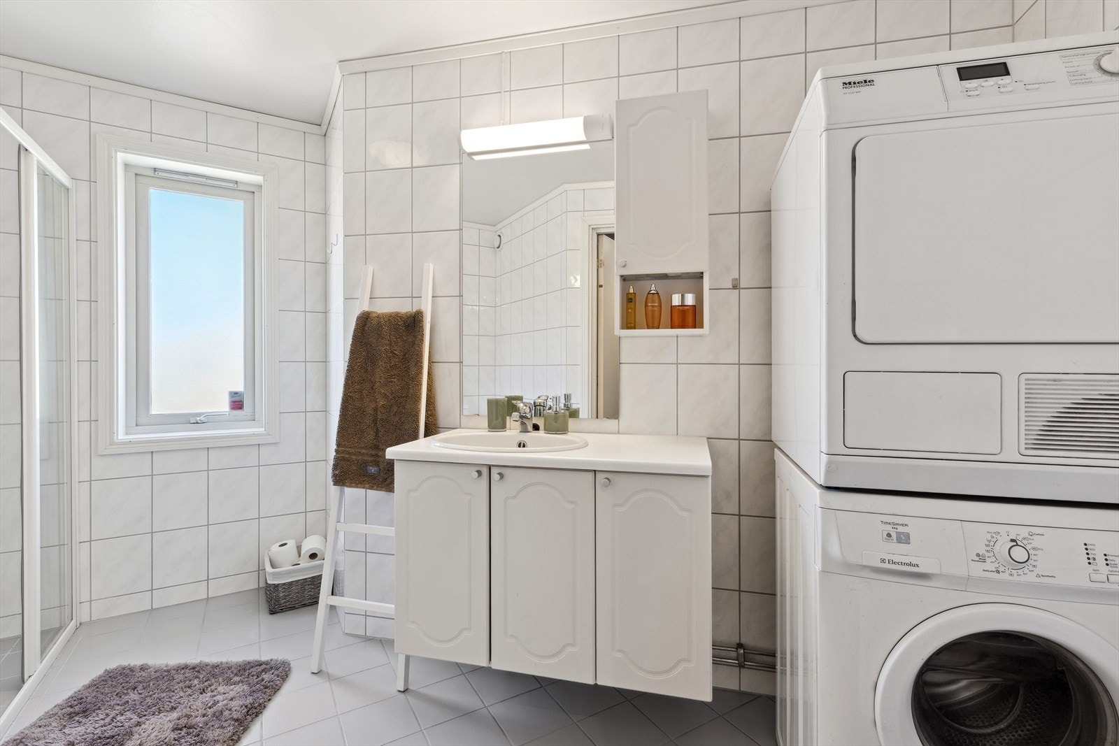 Romslig, flislagt bad med behagelig gulvvarme Galleribilde