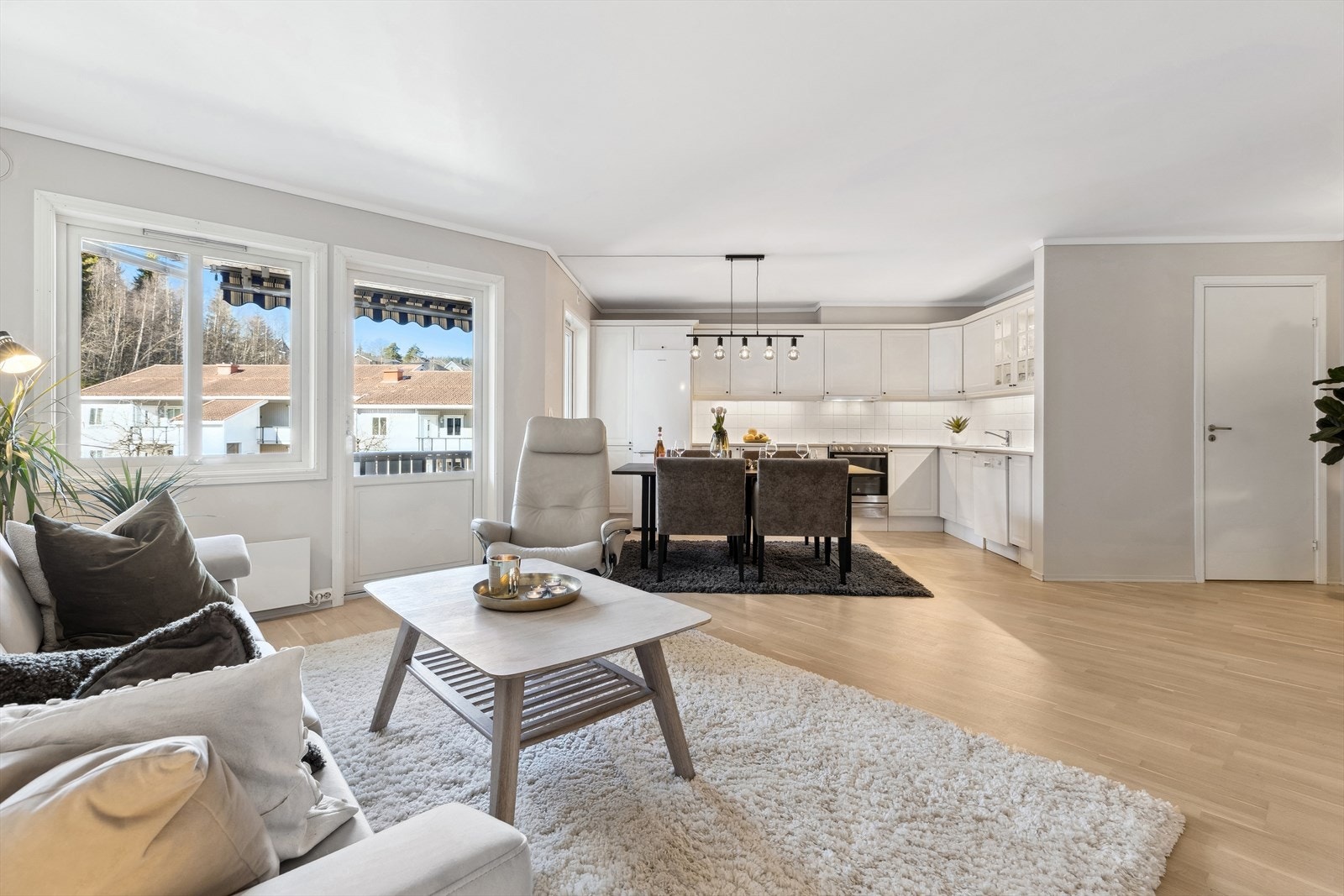 Stue og kjøkken i åpen, sosial løsning Galleribilde