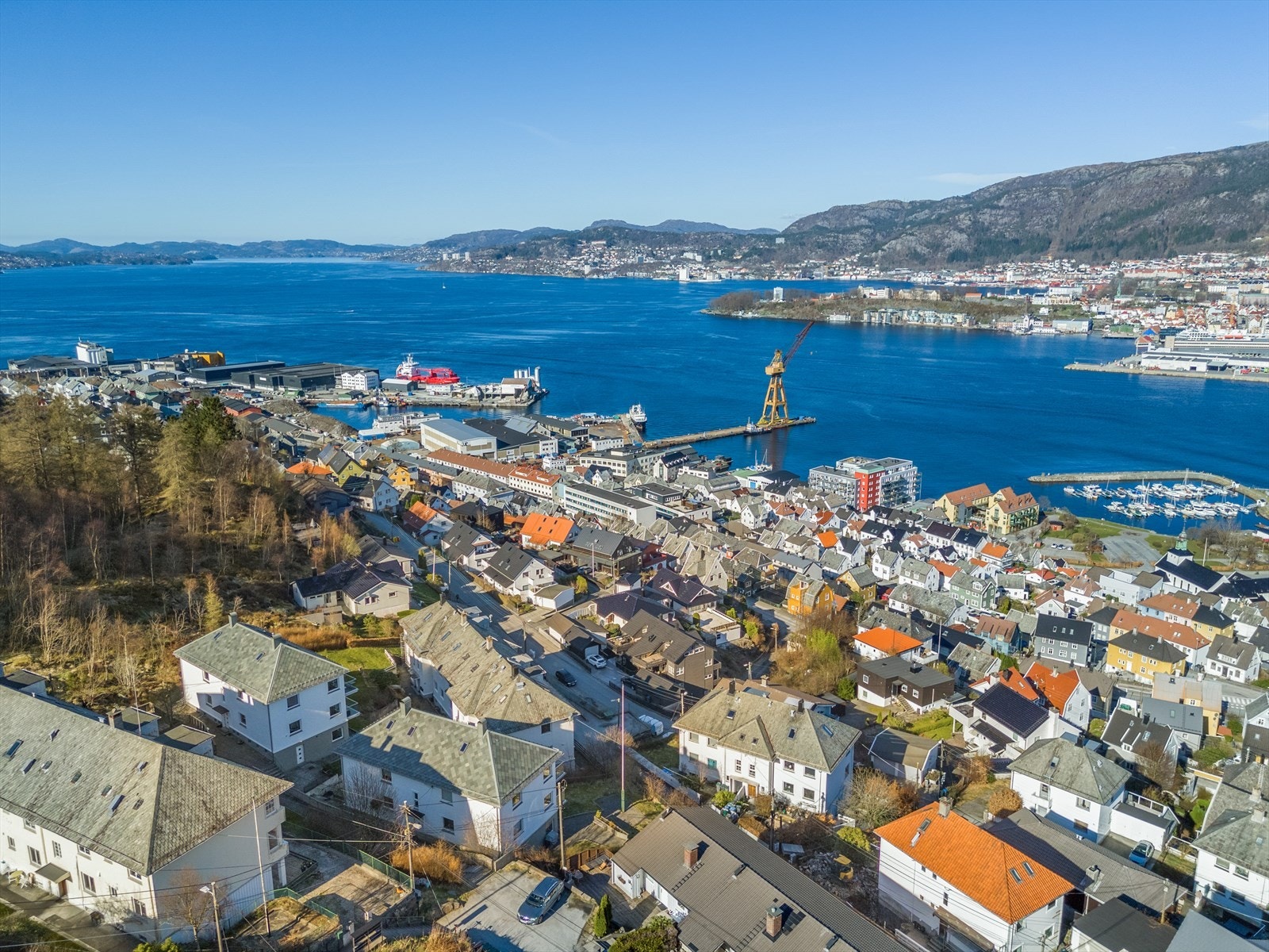 Laksevåg Senter ligger en gåtur på 10-12 minutter unna og har "alt" du måtte trenge i hverdagen. Galleribilde