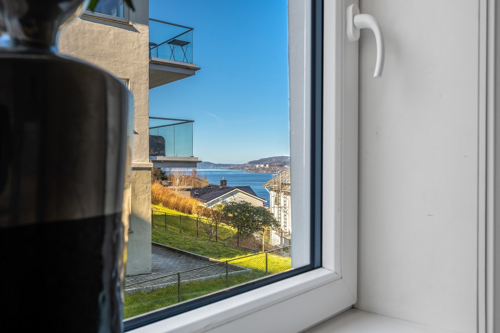 Utsikt mot byfjorden fra soverommet. Galleribilde