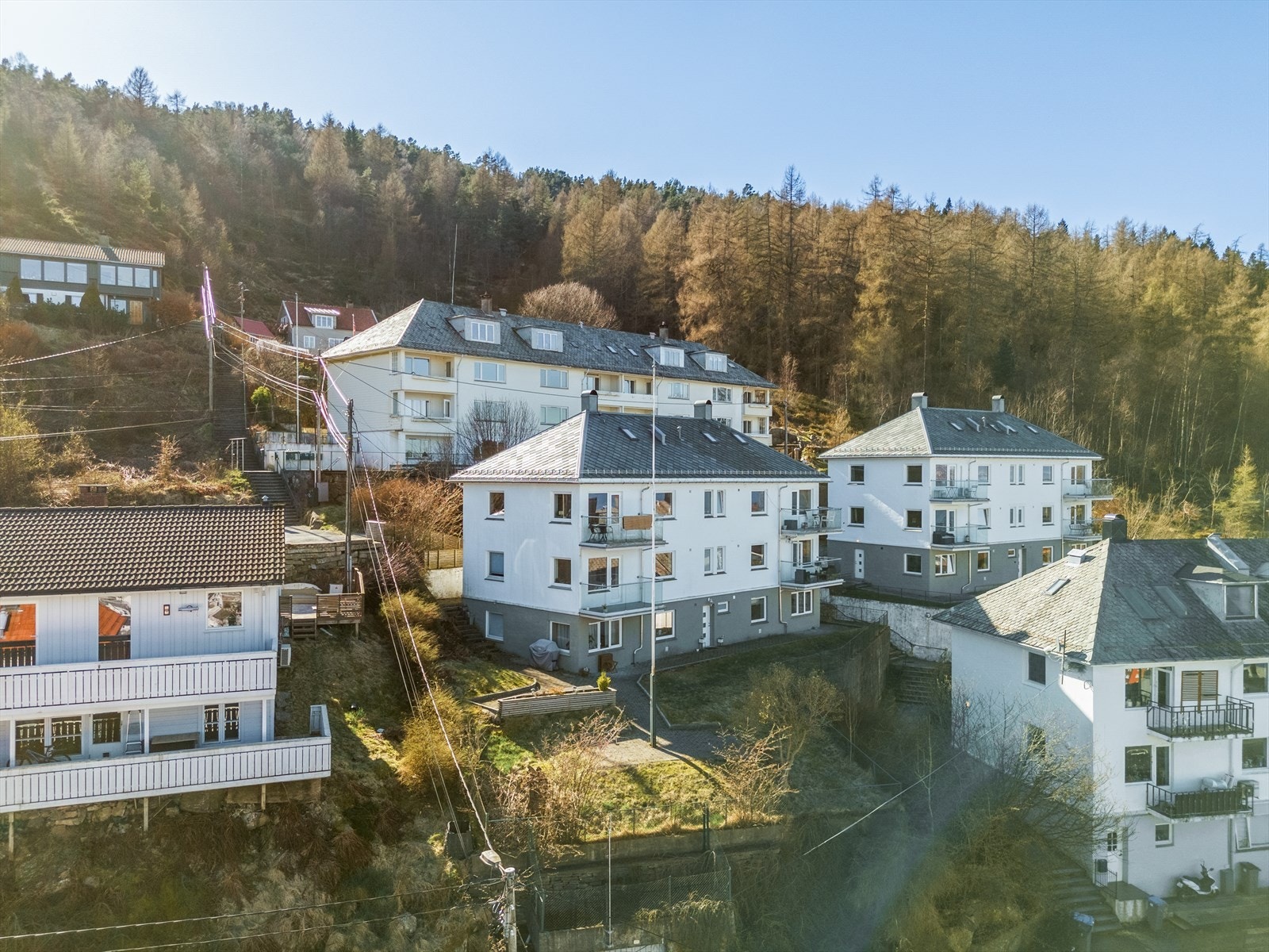 Leiligheten har en svært sentral beliggenhet på Laksevåg i rolige og etablerte omgivelser. Galleribilde
