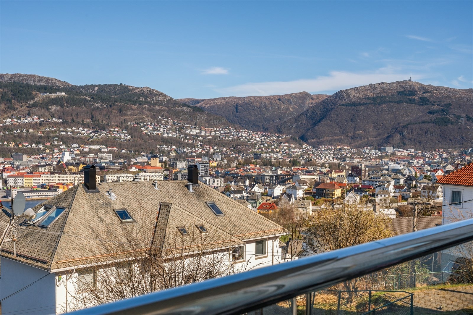 Utsikt mot bykjernen og byfjellene. Galleribilde