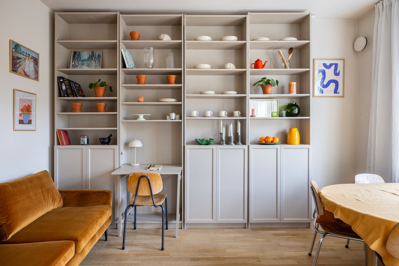 Praktisk plassbygd hylle. Galleribilde