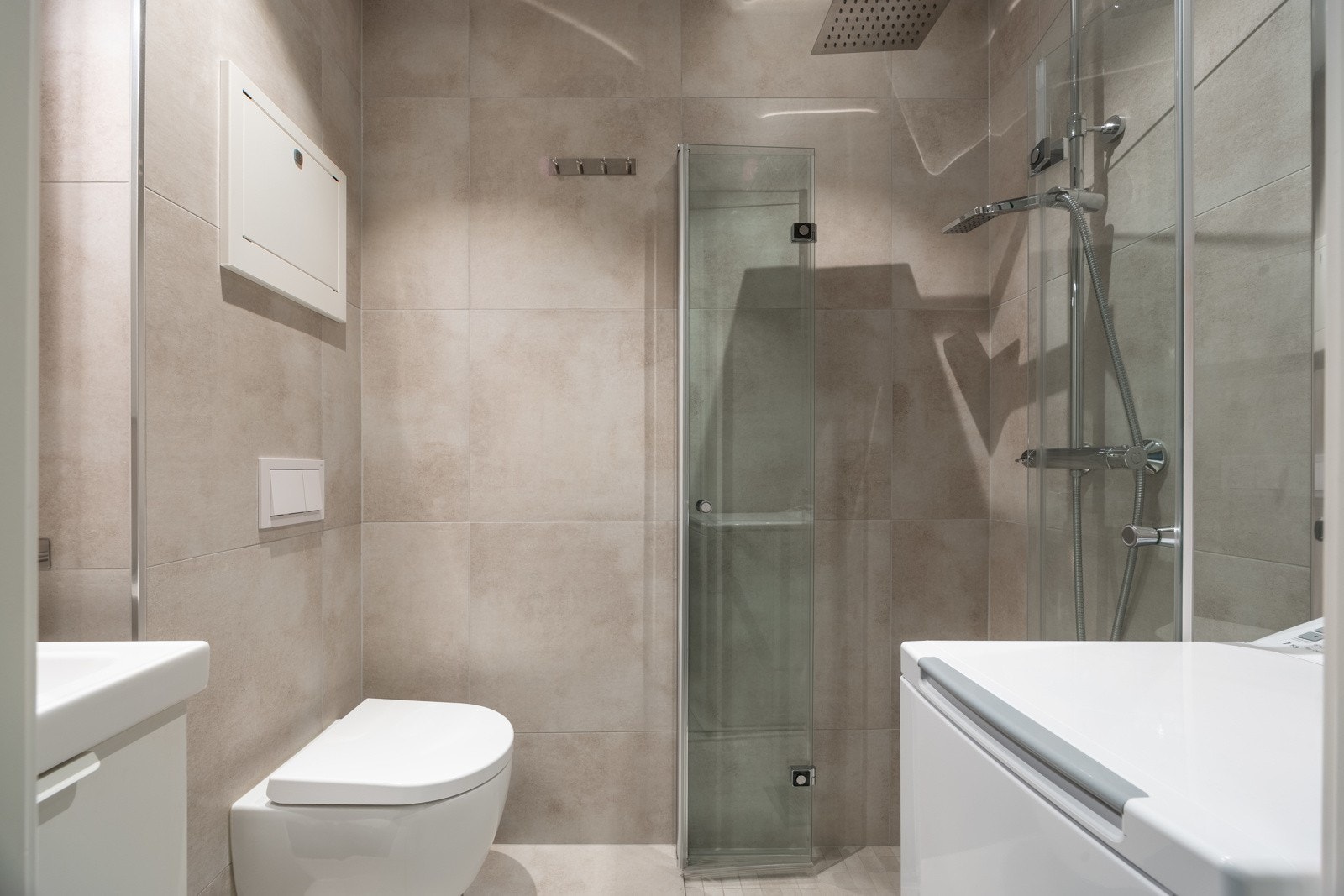 Lekkert flislagt bad. Leilighetens bad ble totalrenovert i 2023. Galleribilde