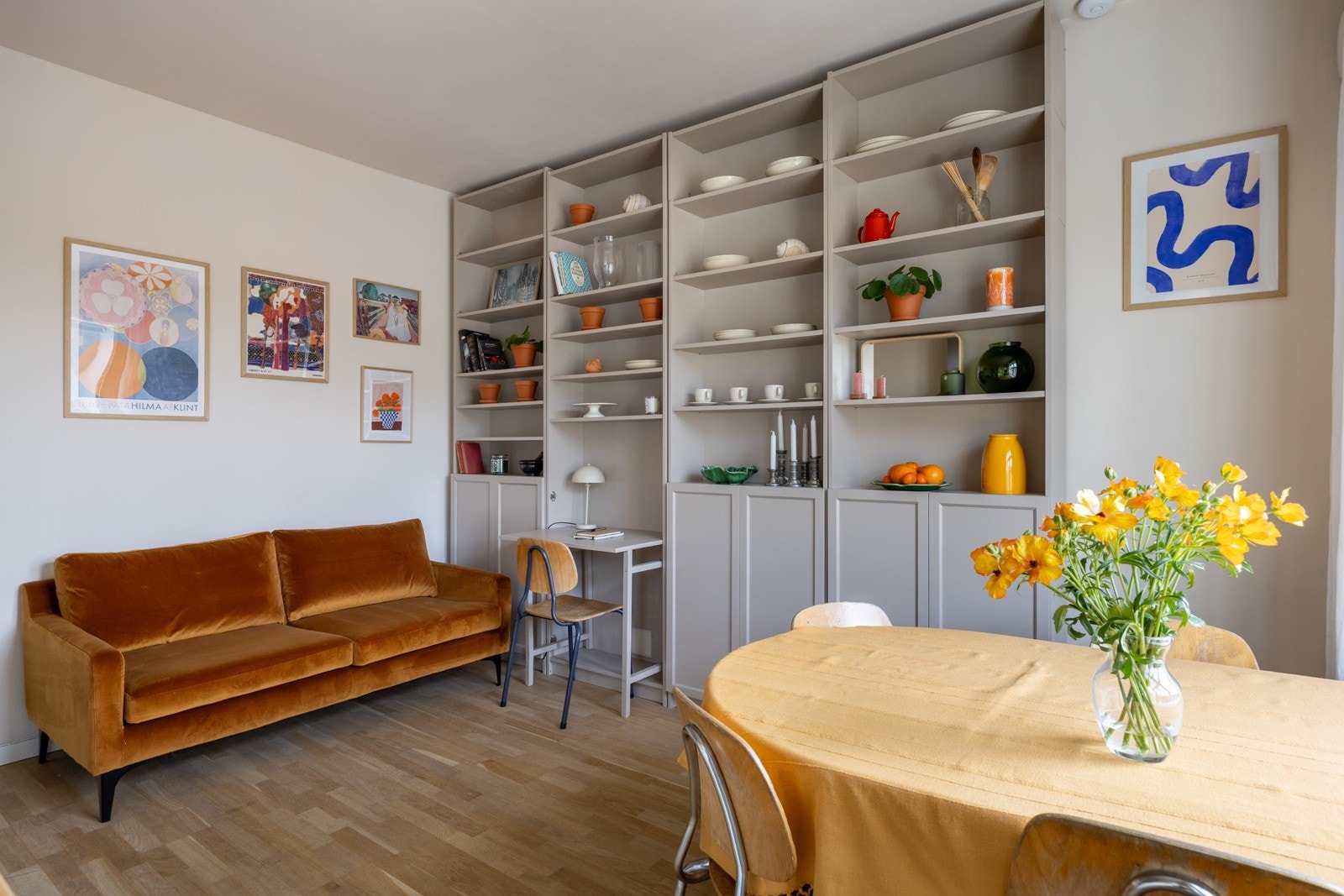 Det er god plass til å innrede med sofa, bord og tilhørende mediemøblement. Galleribilde